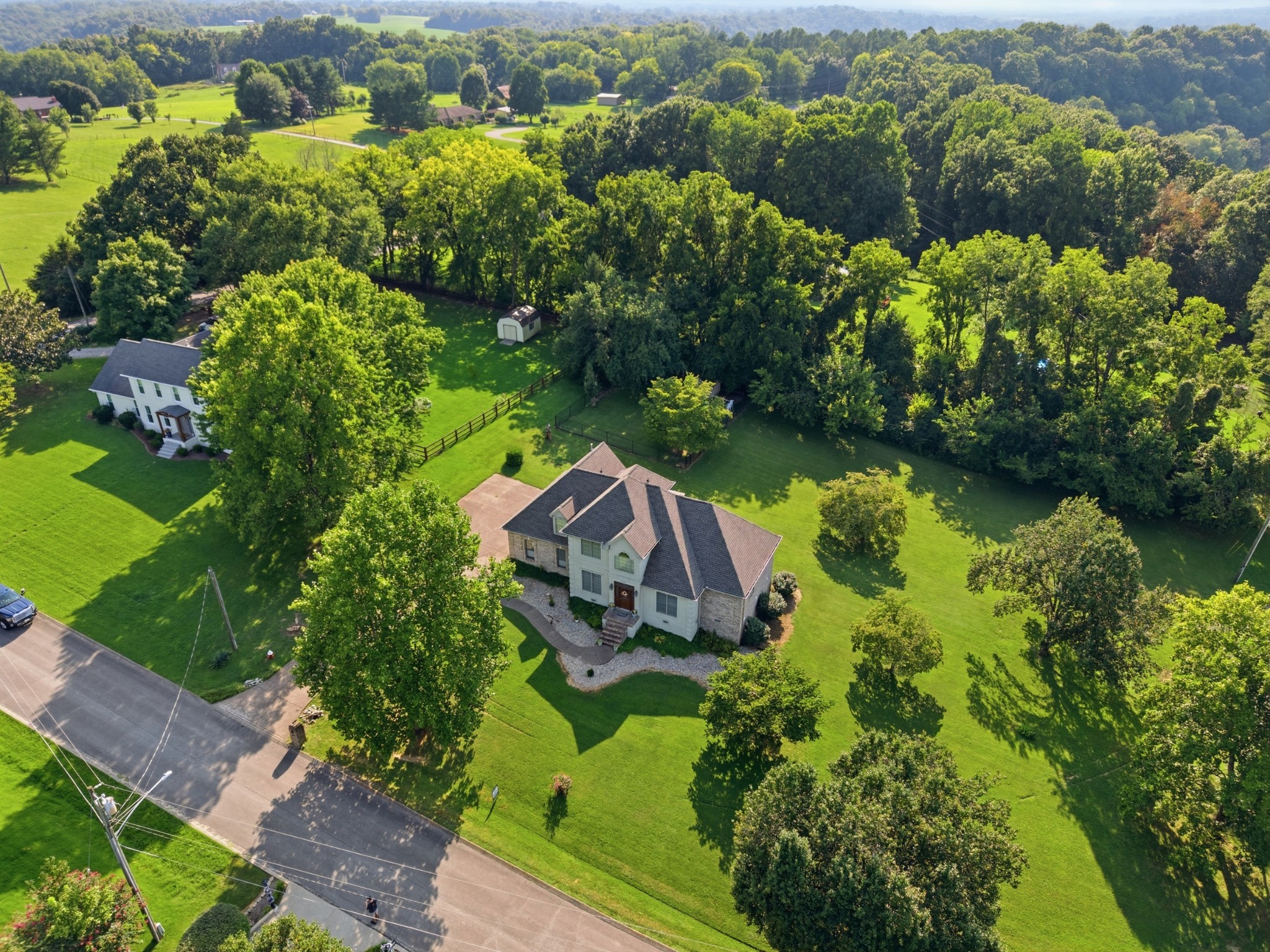 2044 Laura Ln