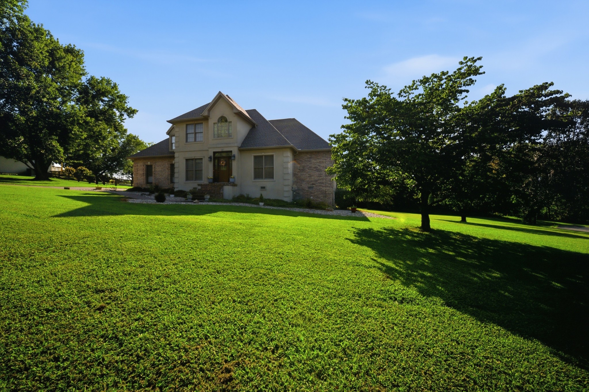 2044 Laura Ln