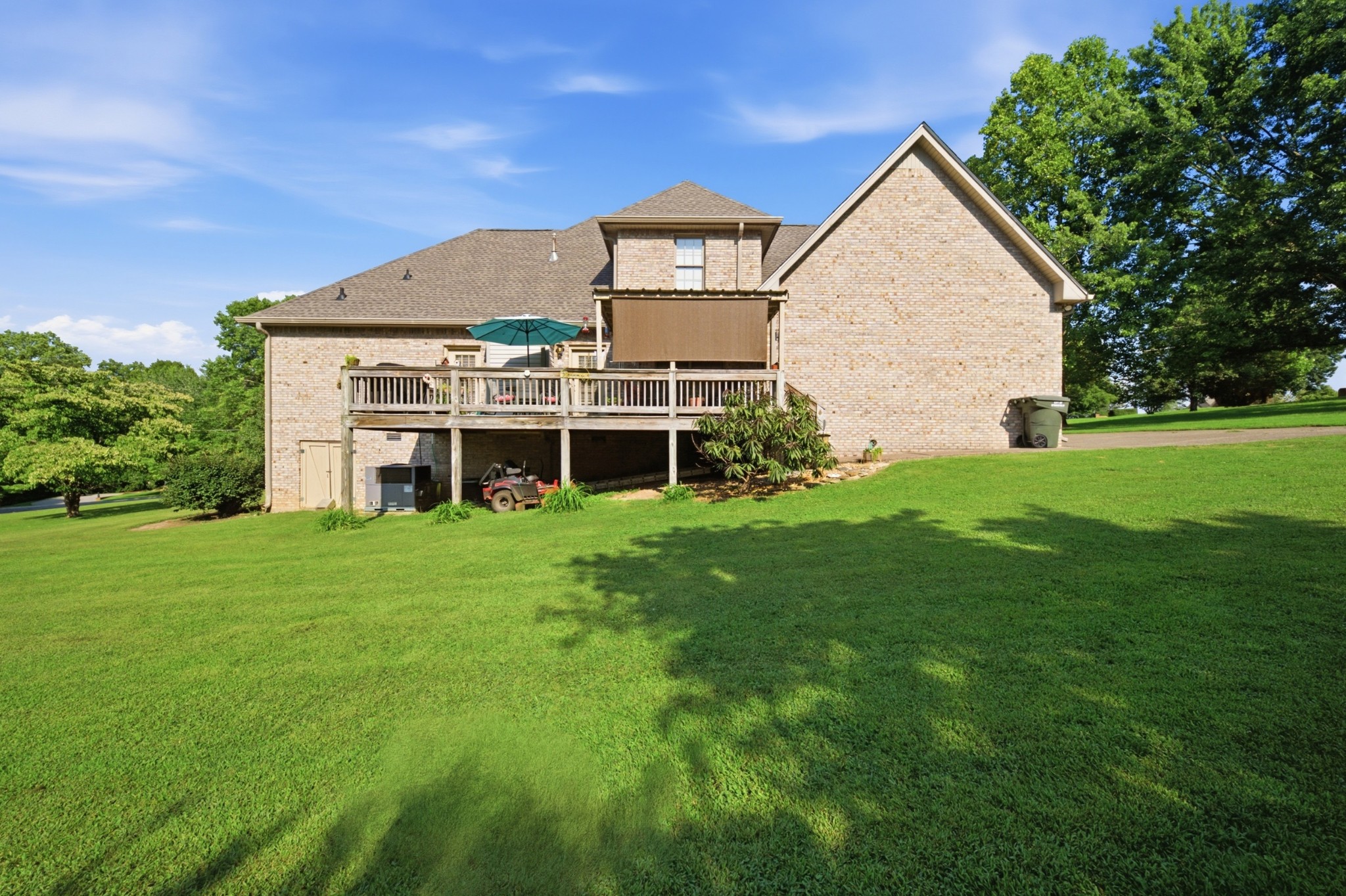 2044 Laura Ln