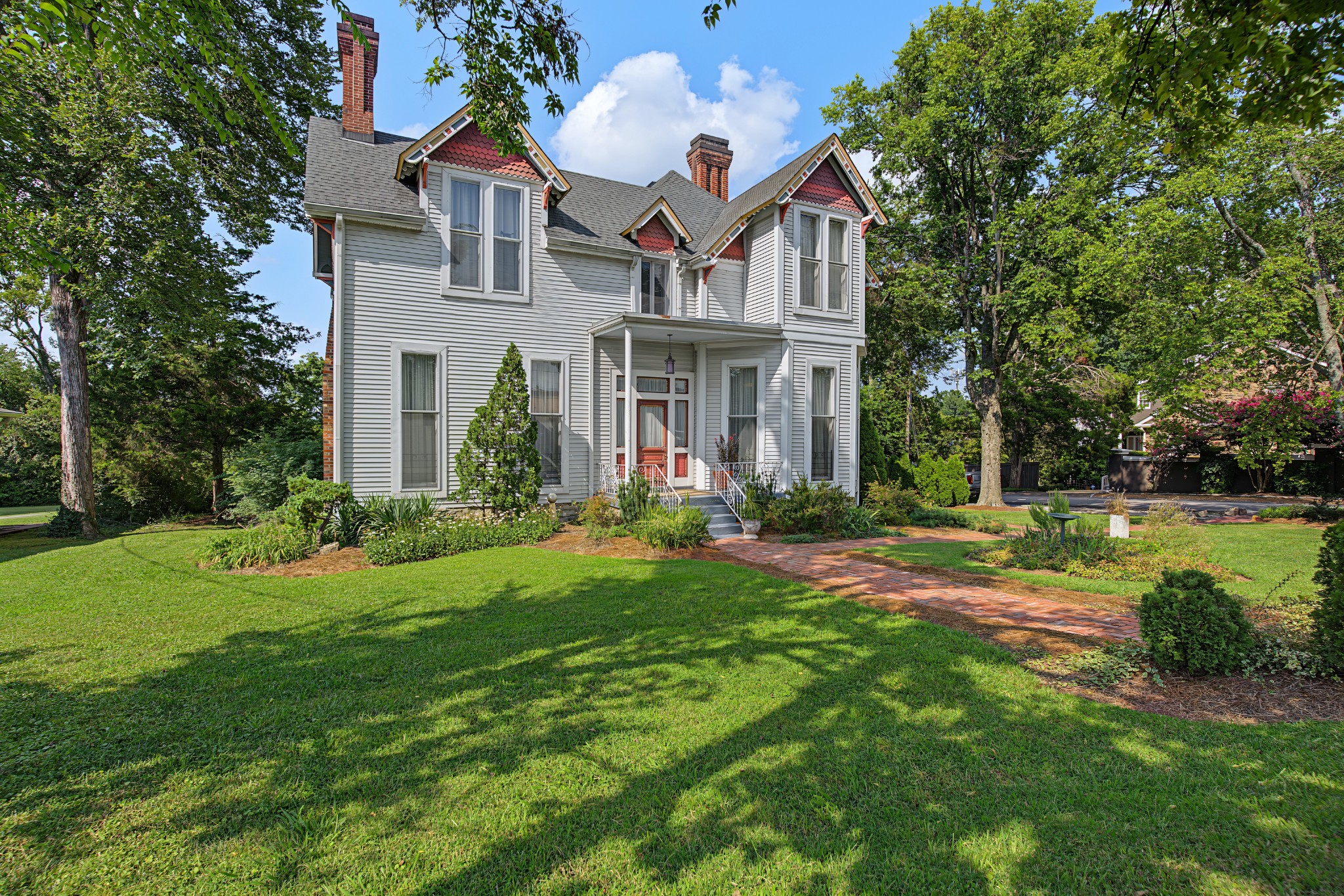 2500 Woodlawn Dr