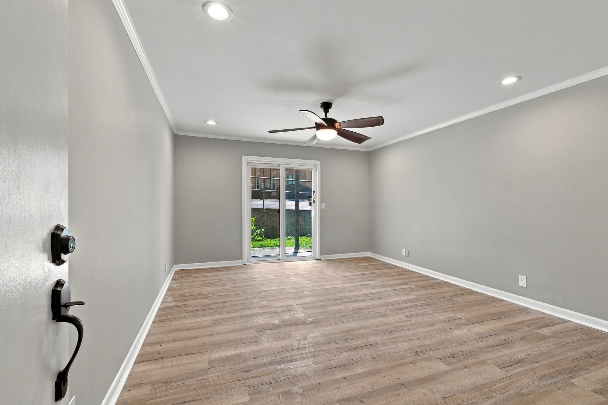555 N DuPont Ave