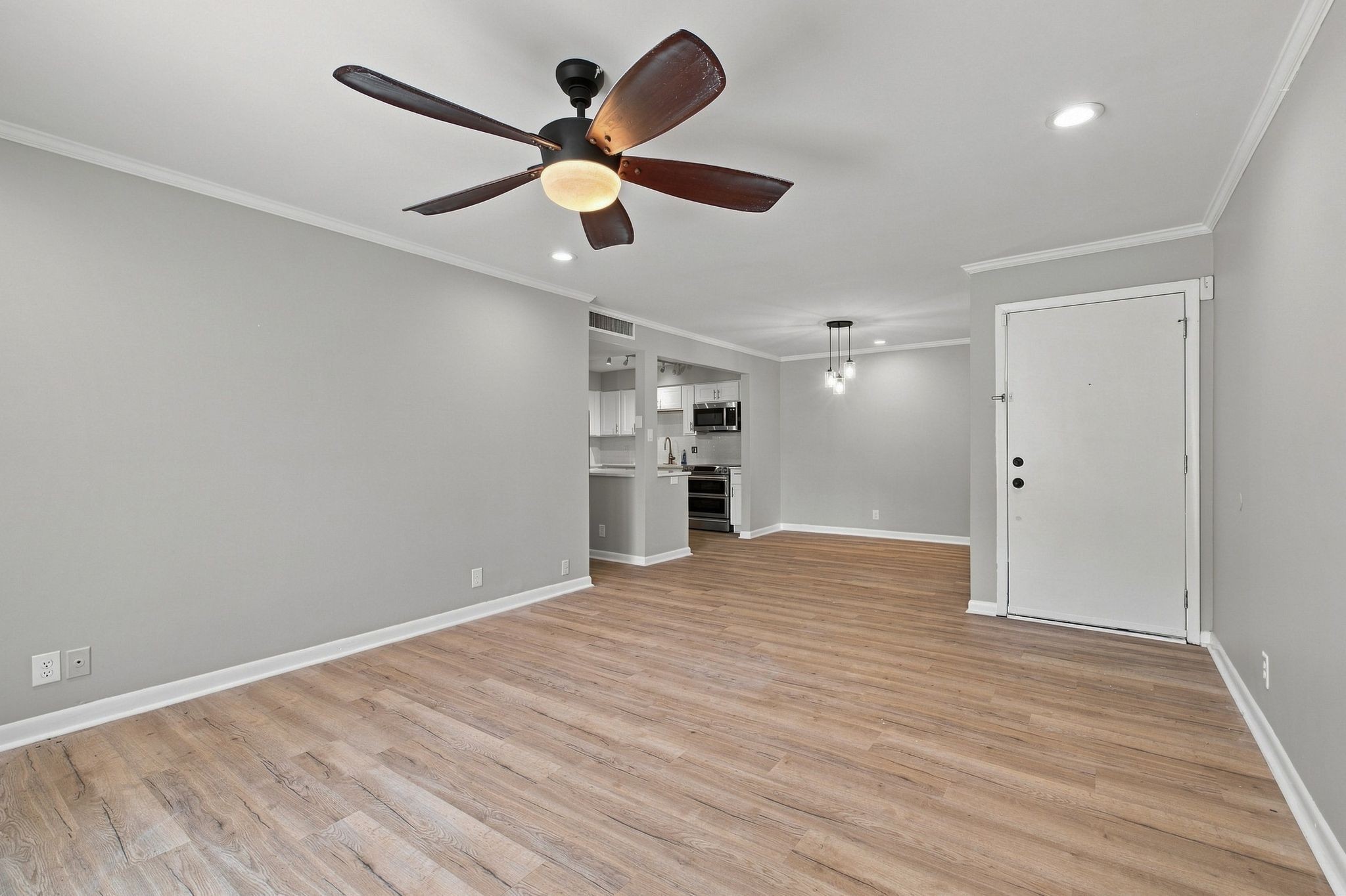 555 N DuPont Ave