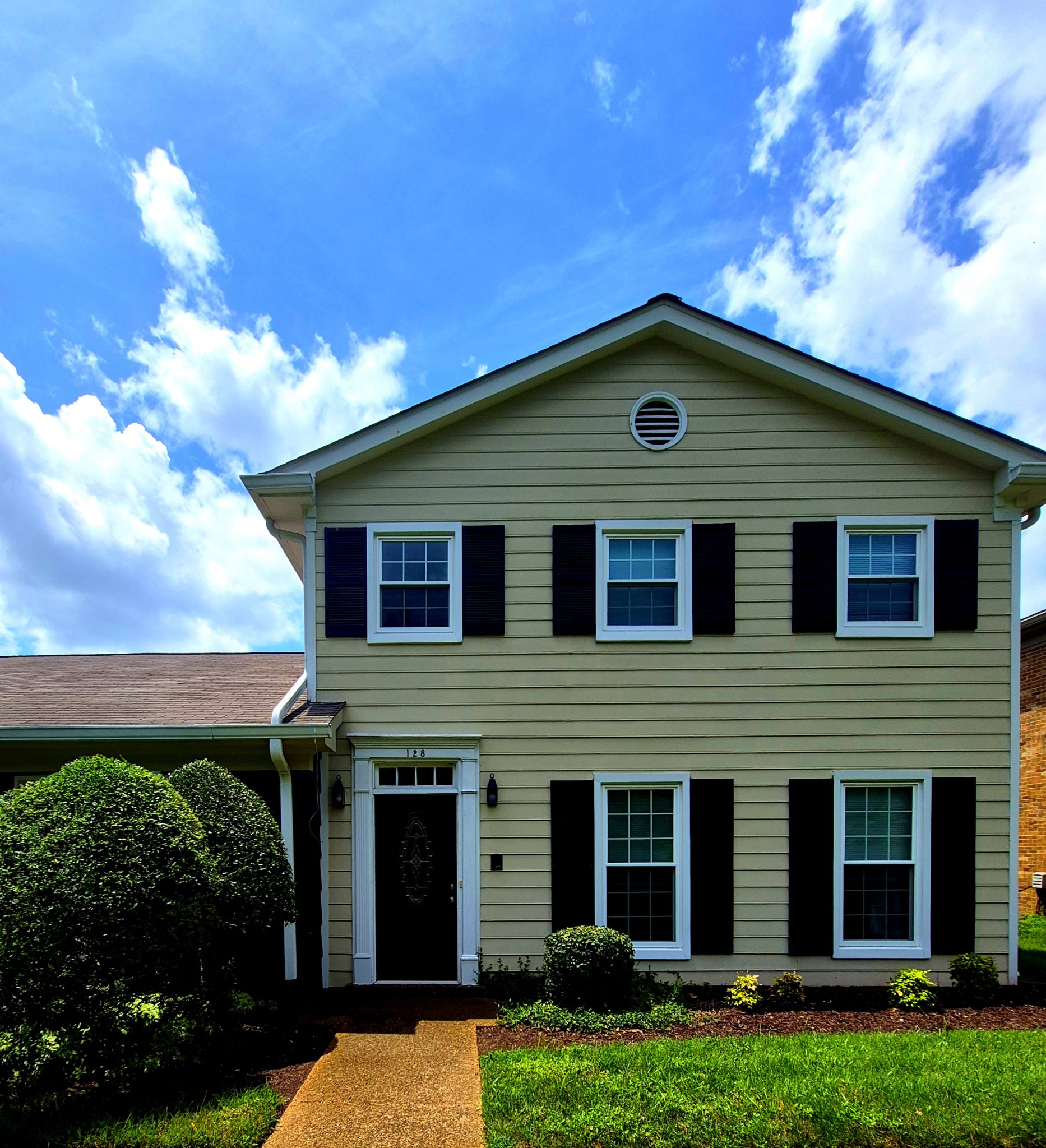 128 Boxwood Dr