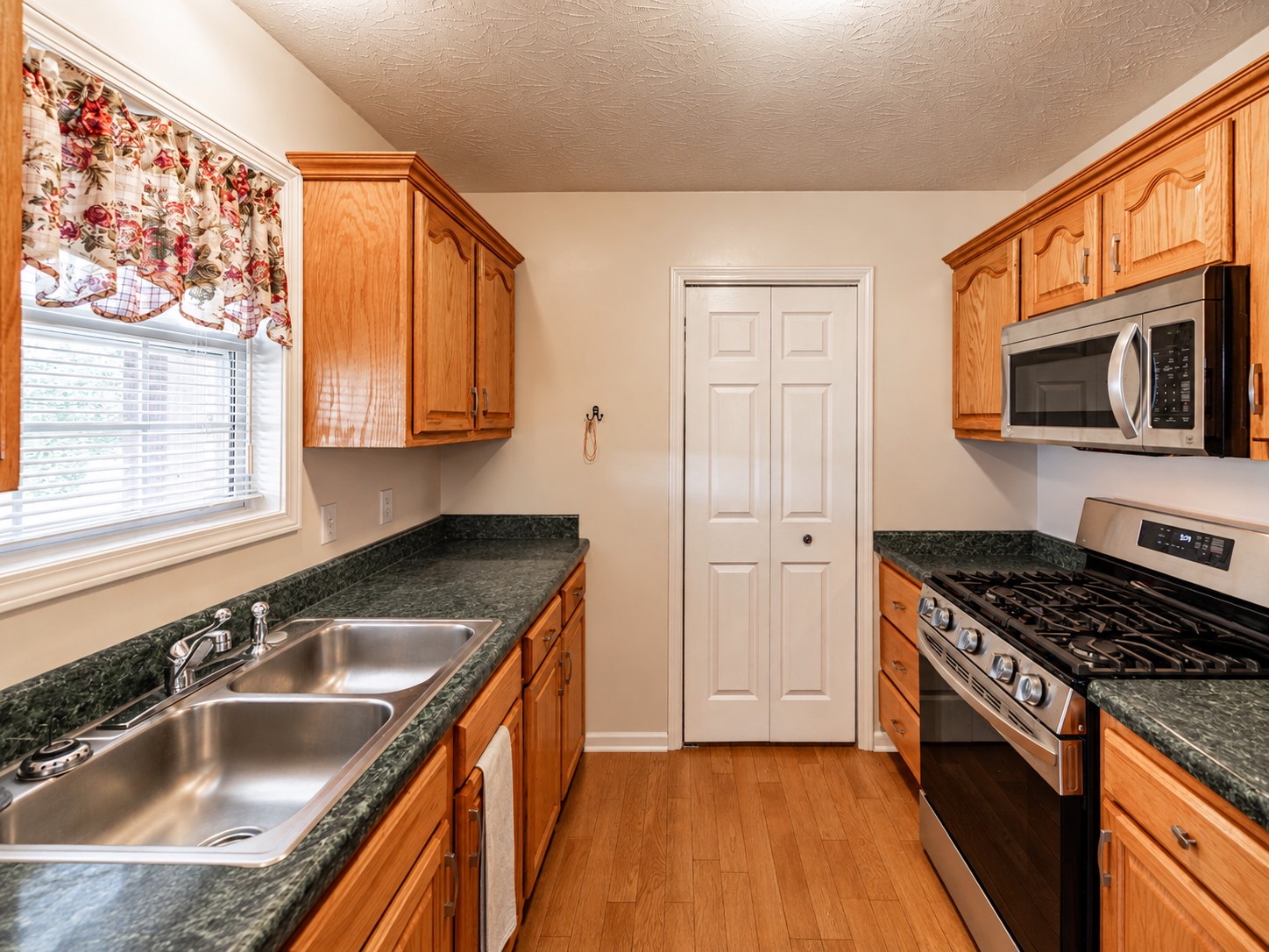 1008 E Evelyn Ct