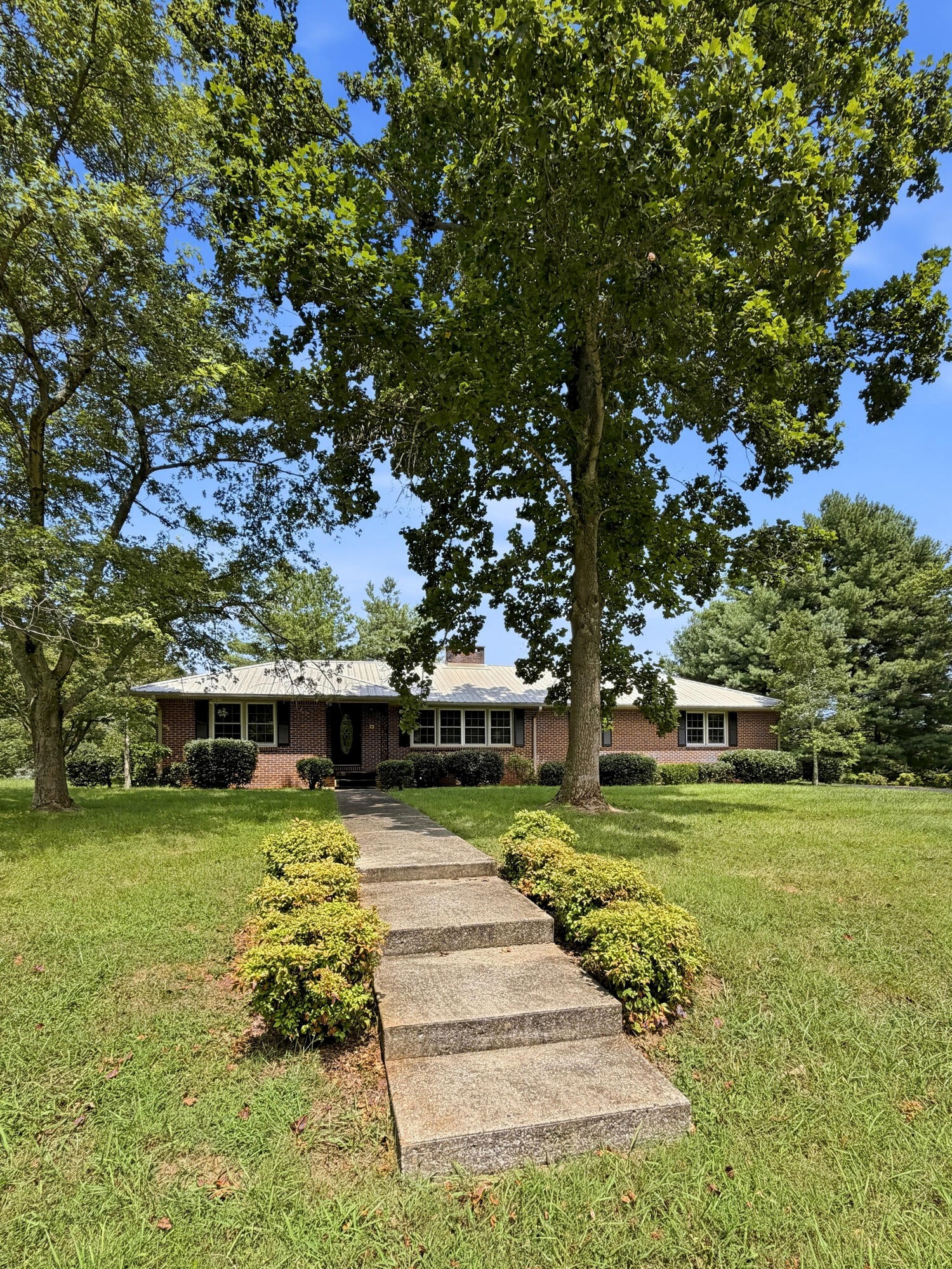 401 E Petty Lane