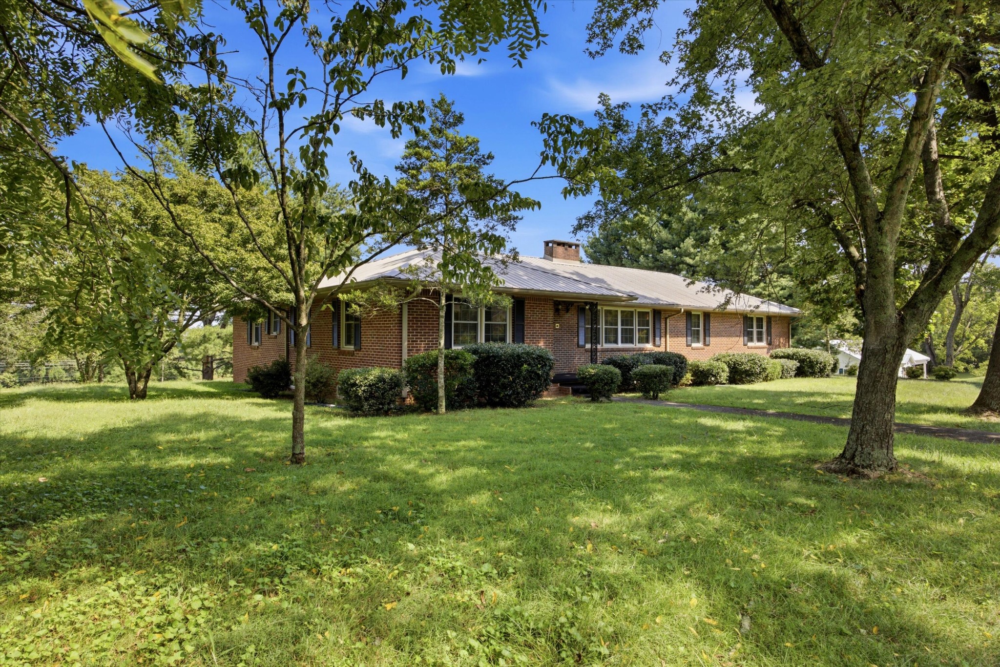401 E Petty Lane