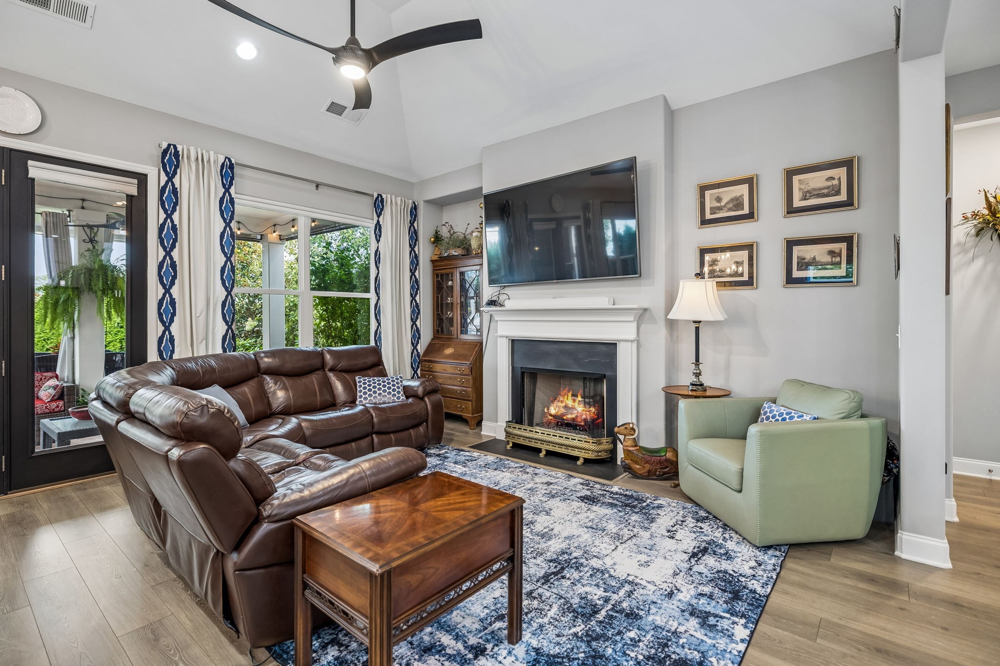 543 Farmstead Ln