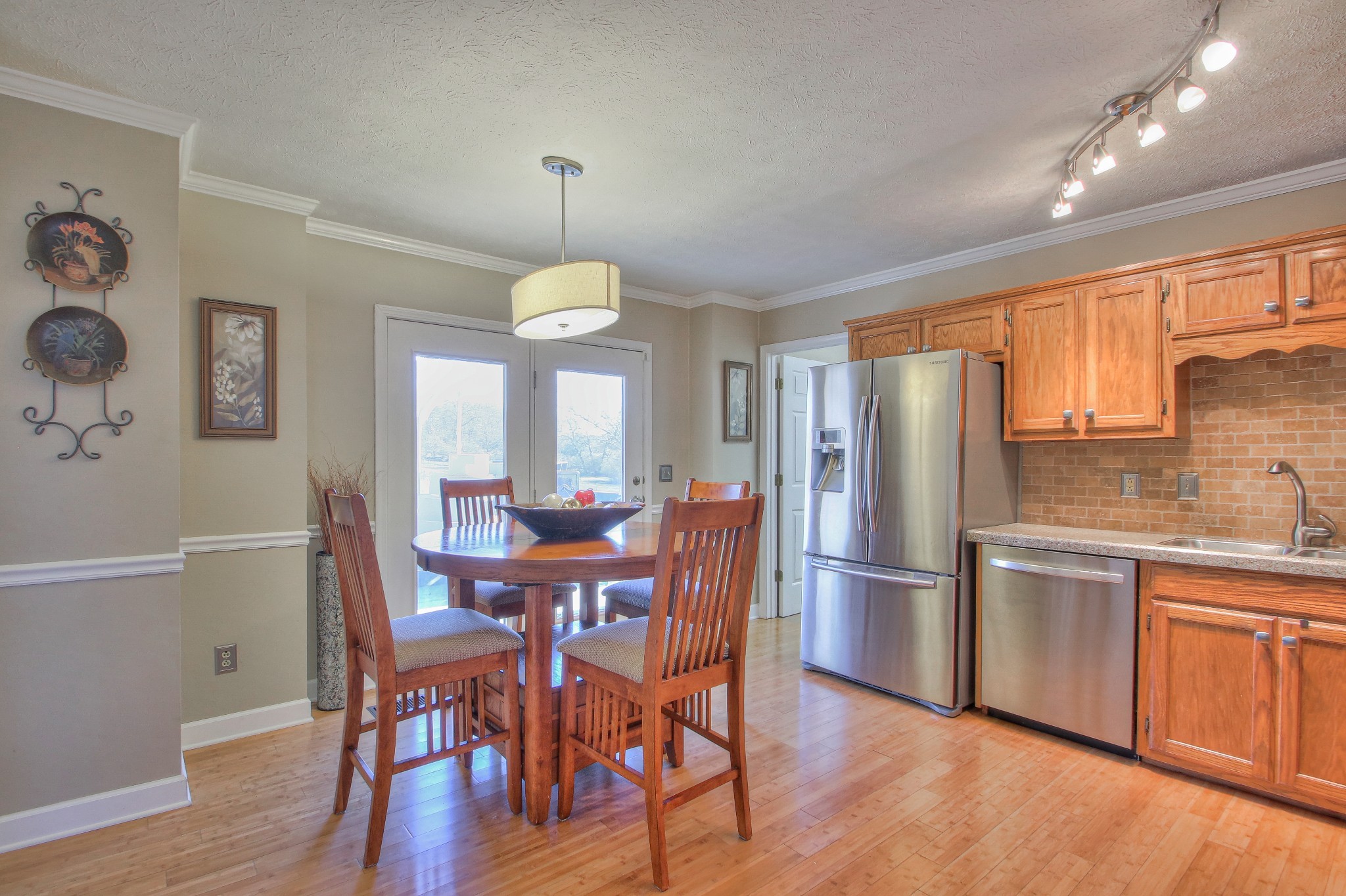 933 Lakeview Ct
