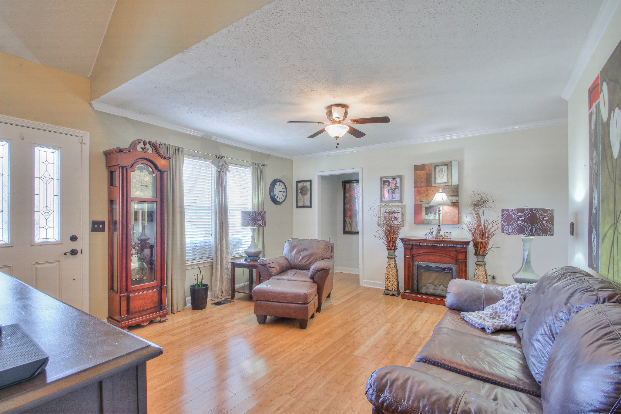 933 Lakeview Ct