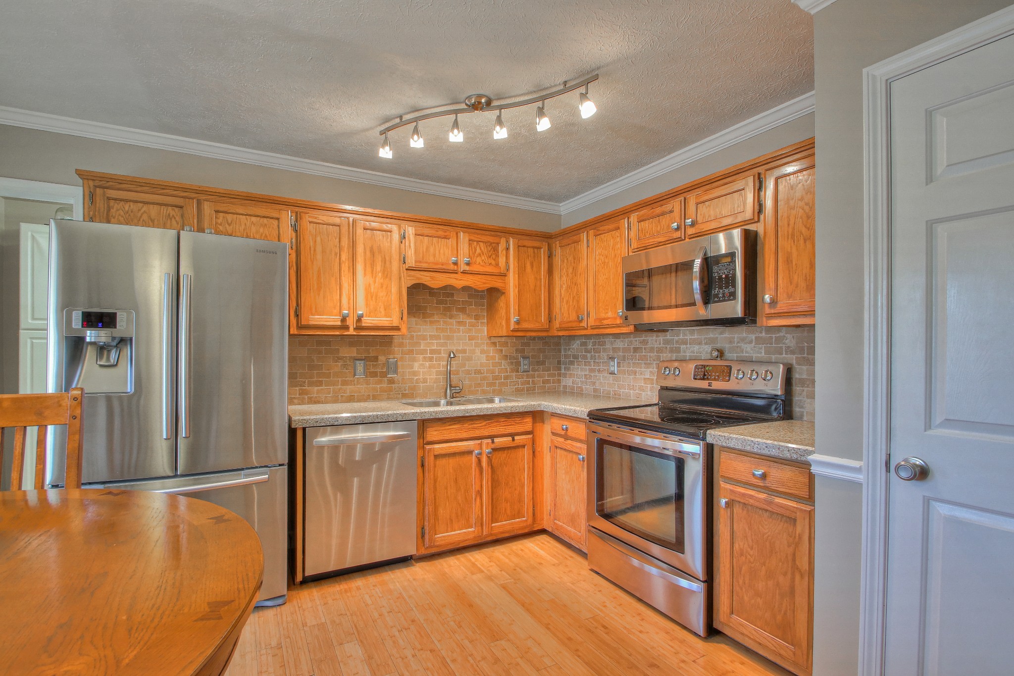 933 Lakeview Ct