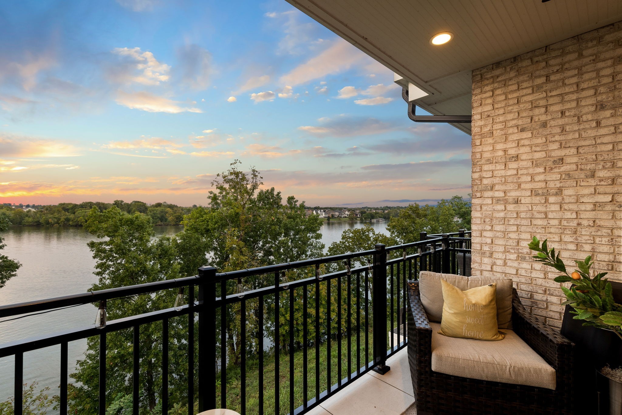 1024 Club View Dr