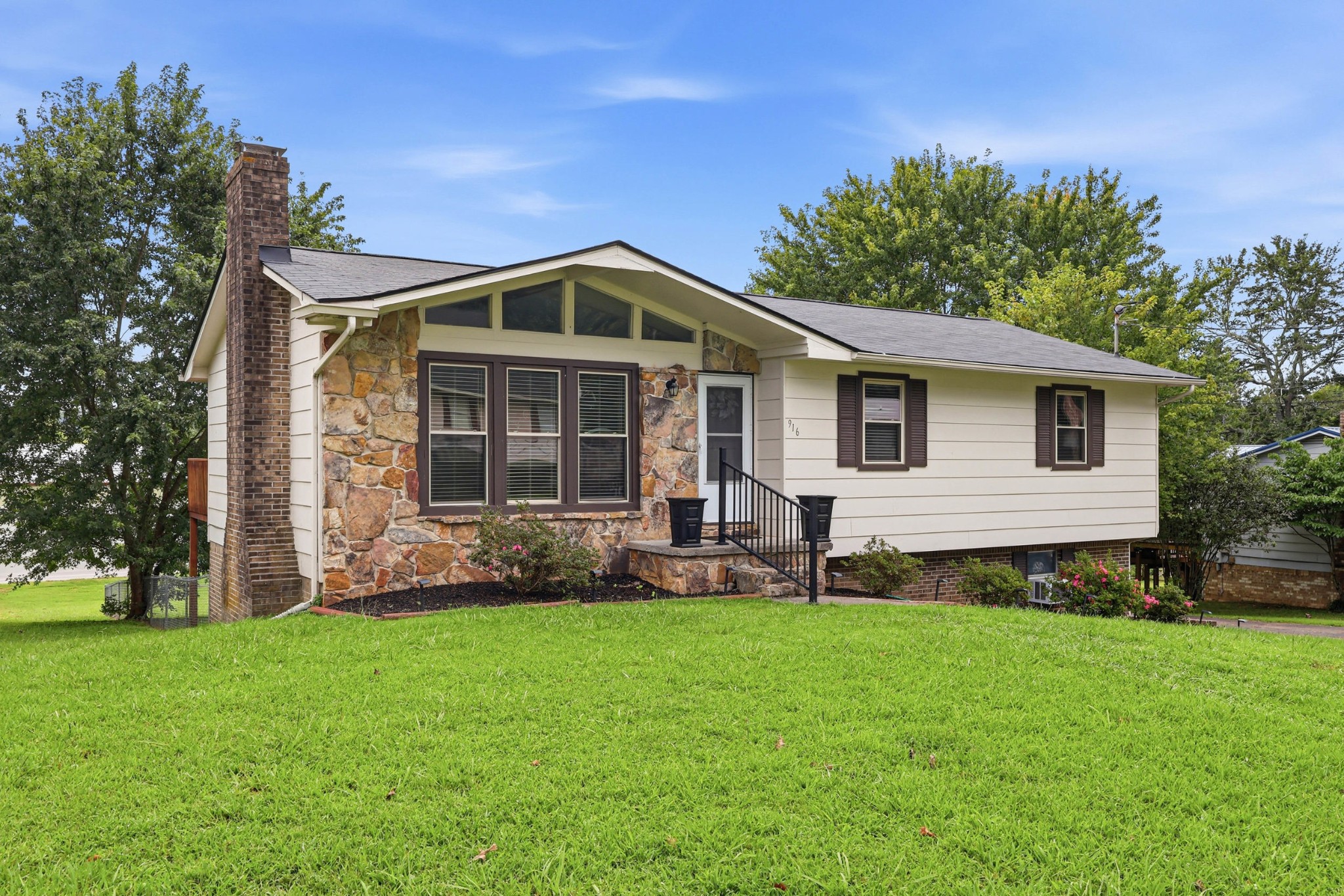 916 Tri Cir, NE