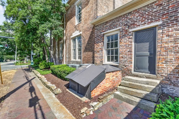 137 3rd Avenue, N