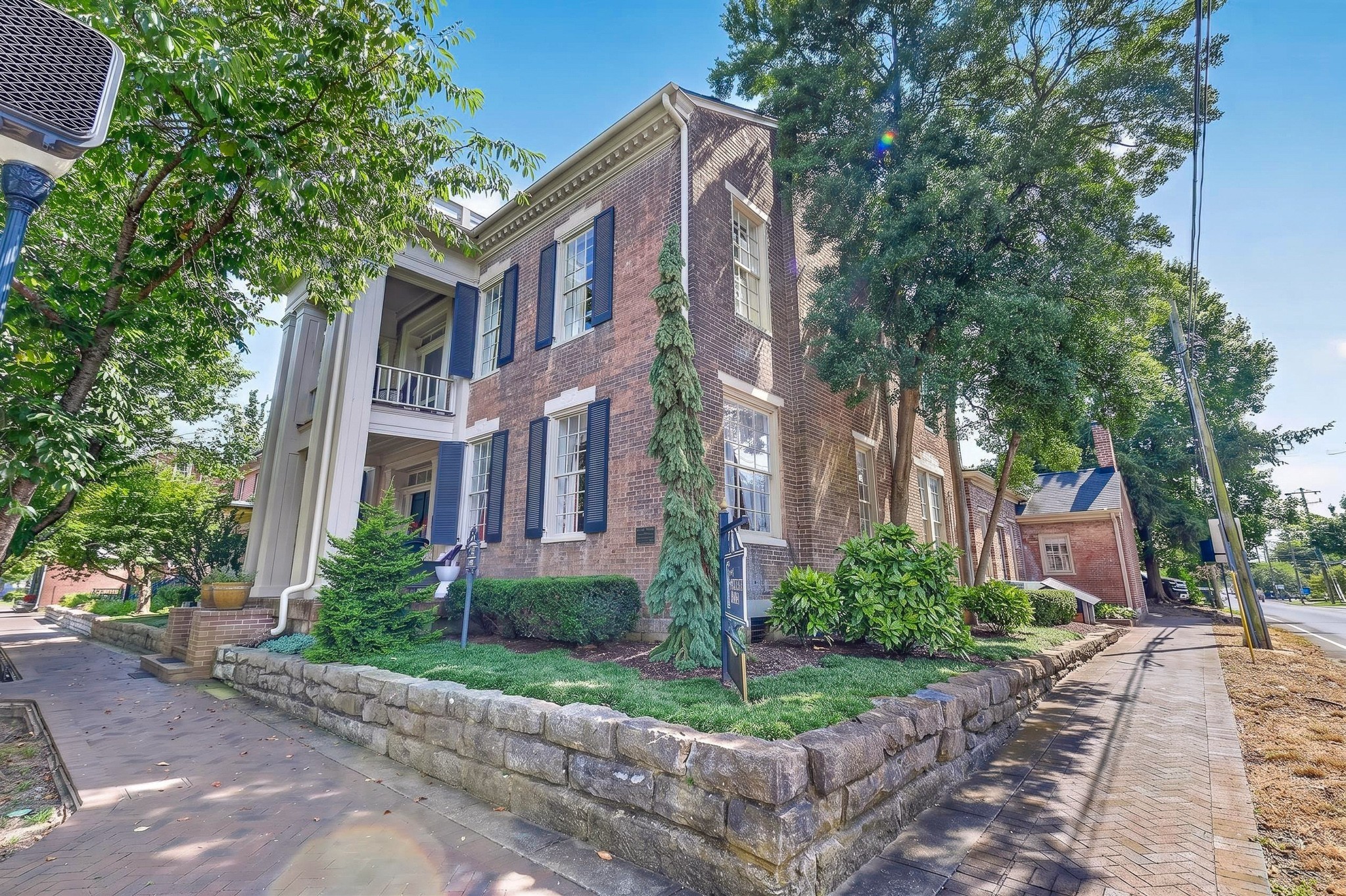 137 3rd Avenue, N