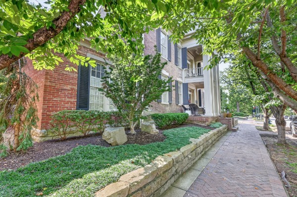 137 3rd Avenue, N