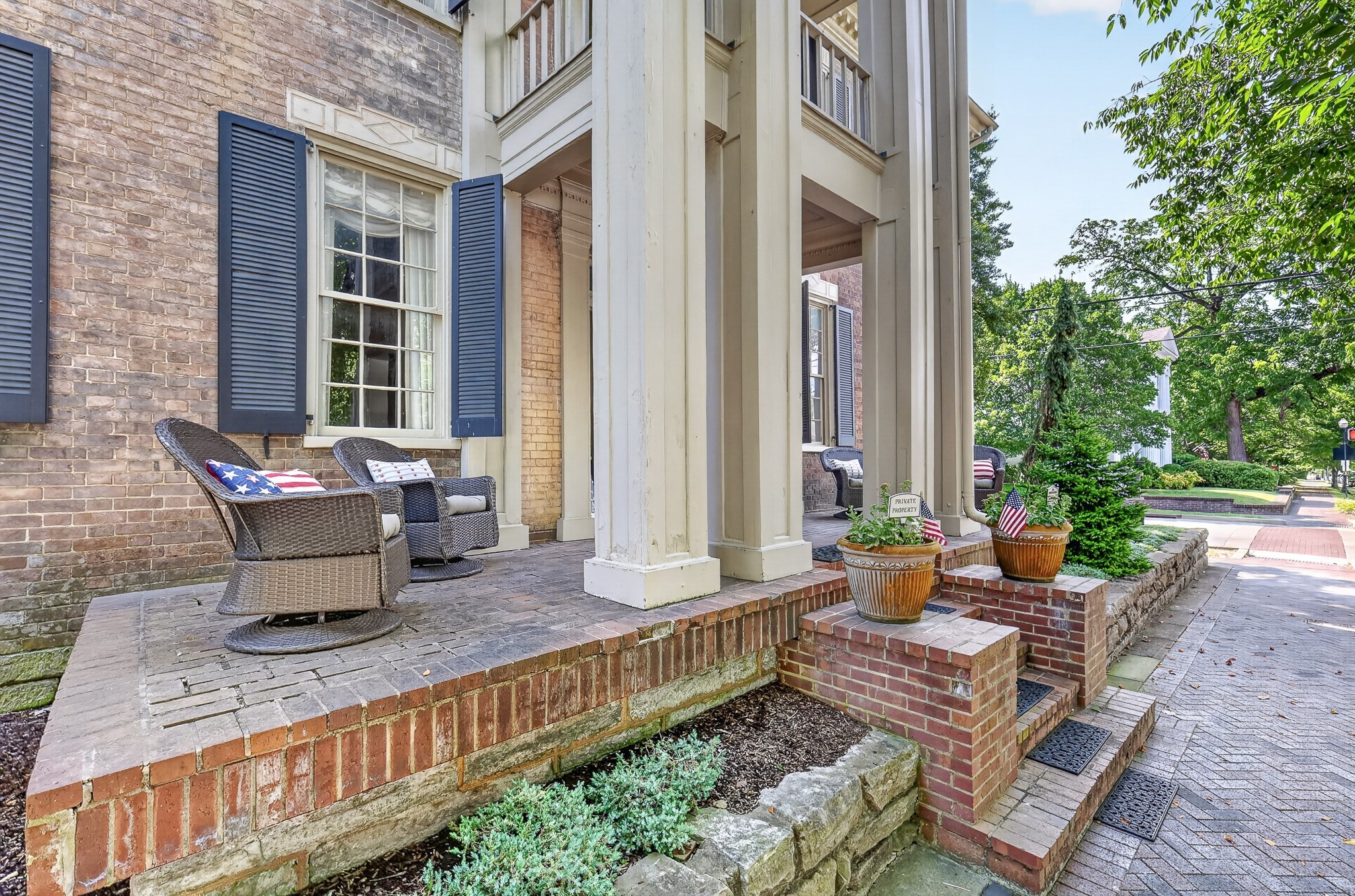 137 3rd Avenue, N