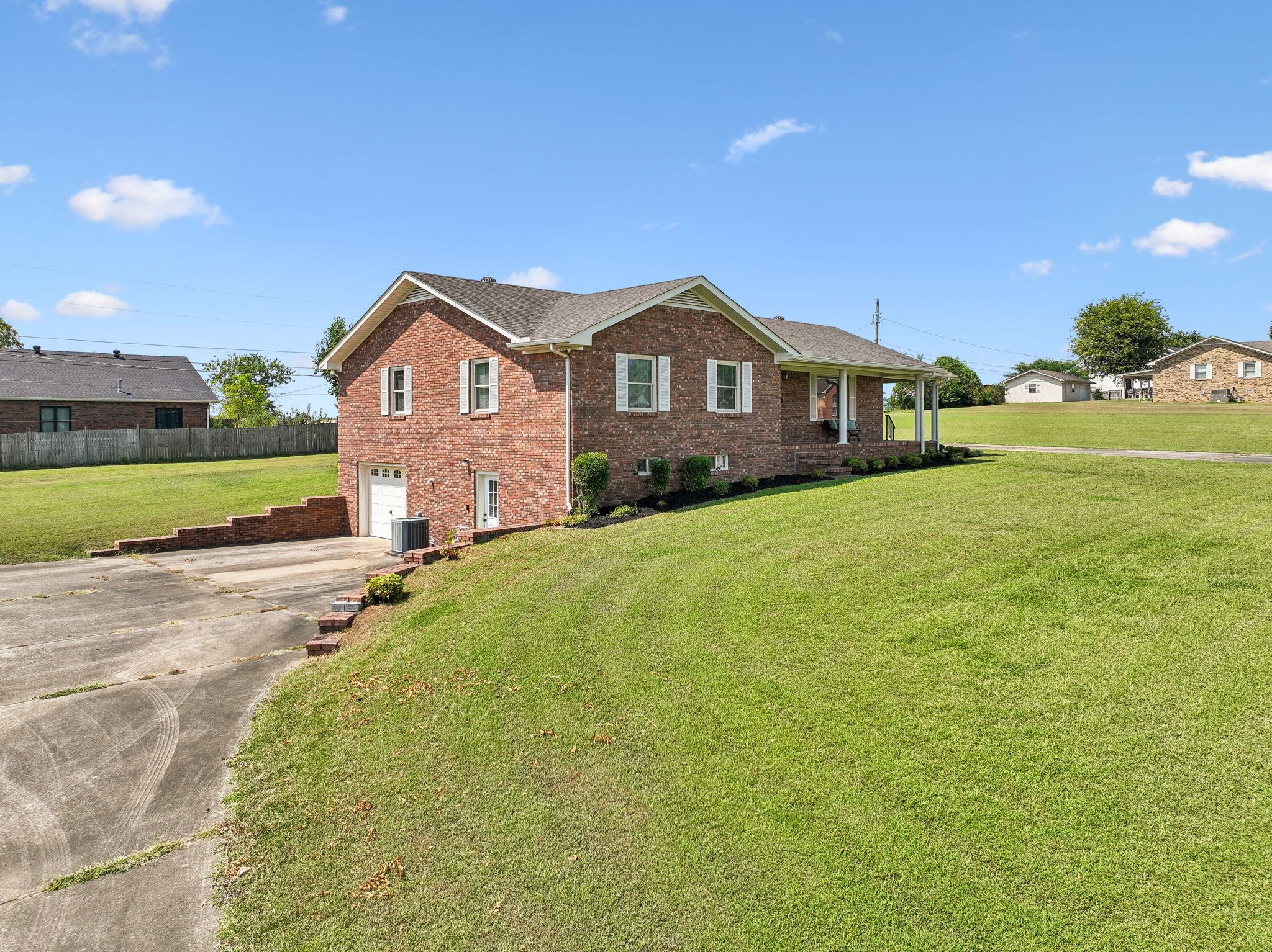 11 Hills Dale Ln, W