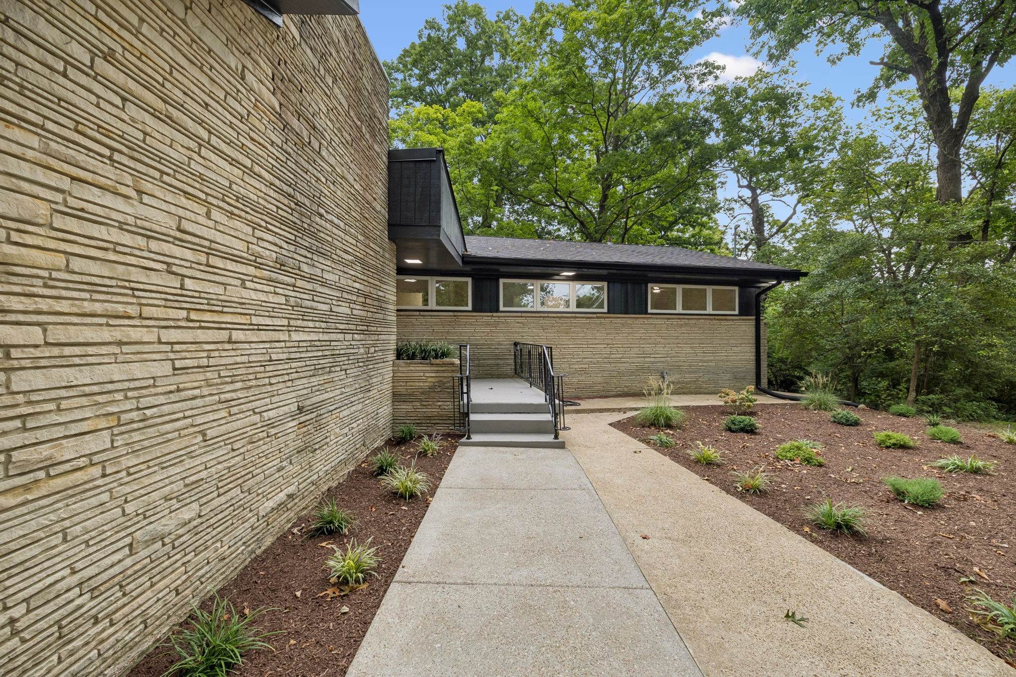 5572 Highway 76, E
