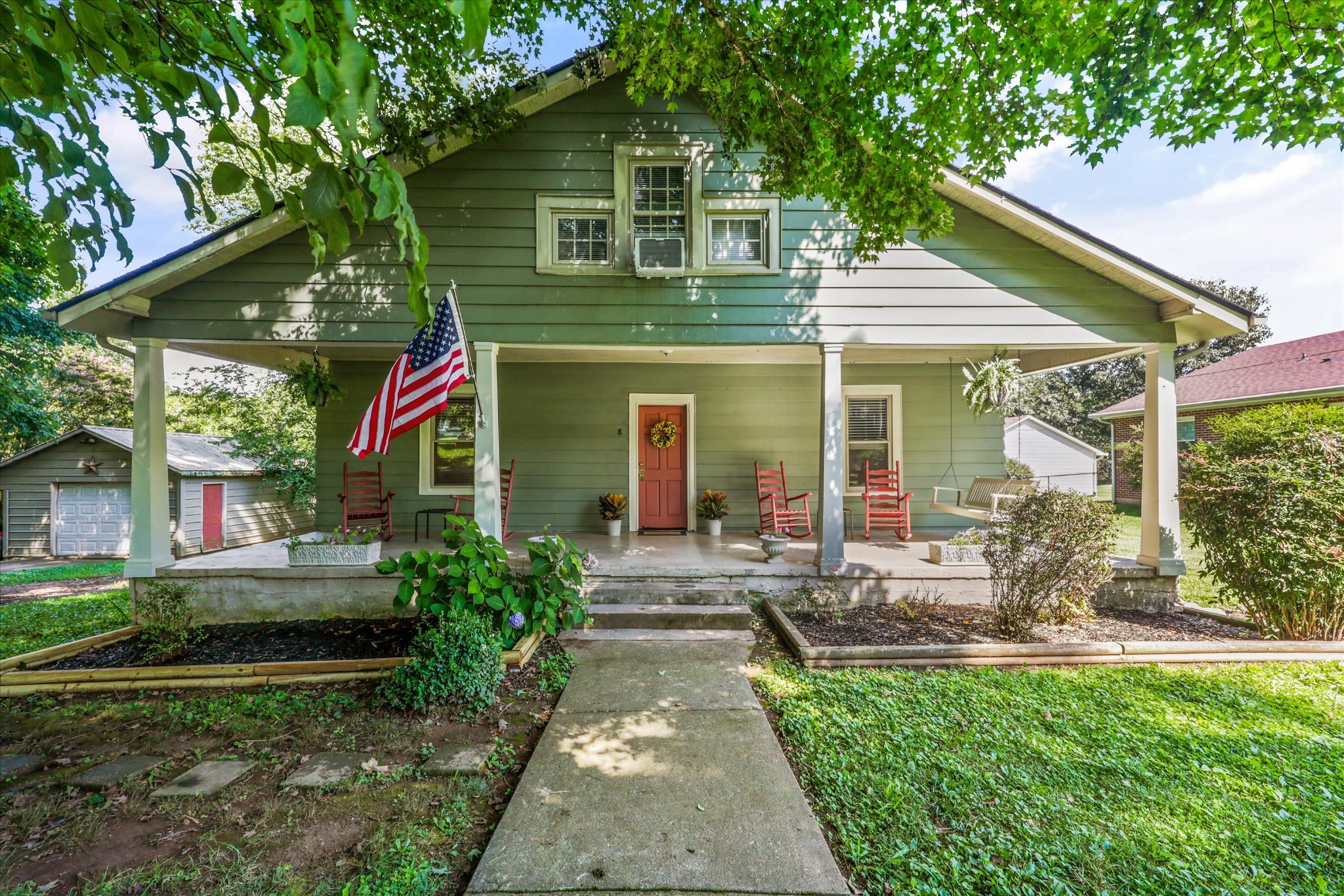 8 W Farrell St