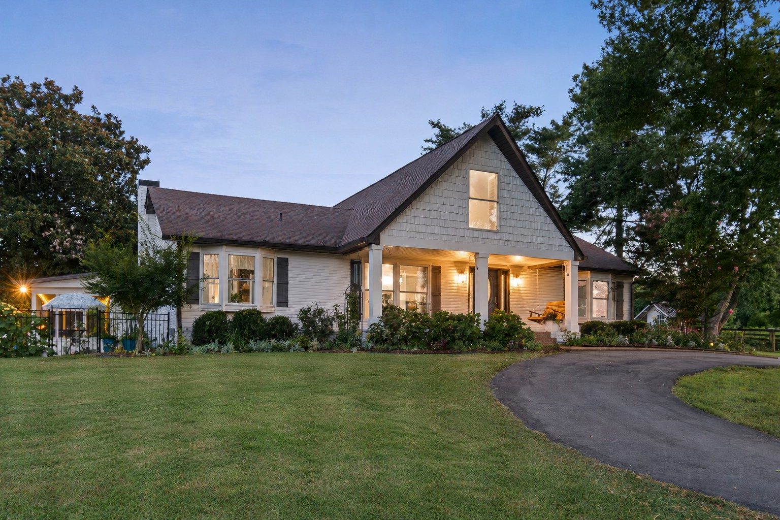 3689 Trousdale Ln