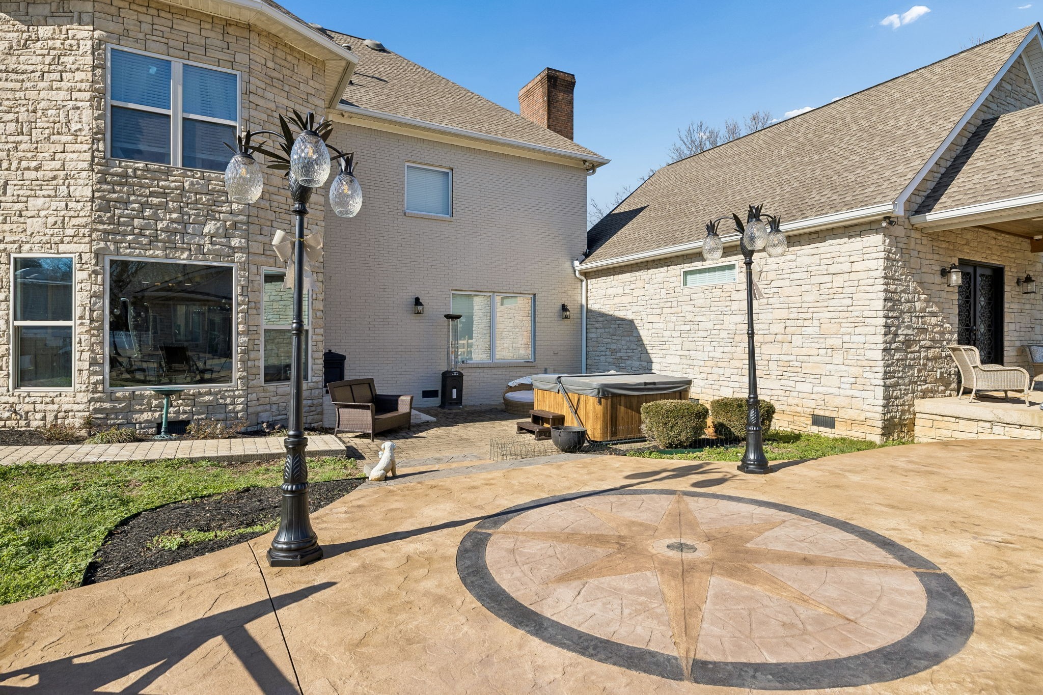 1045 Claremont Dr