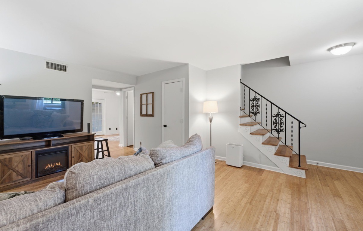 258 Lake Chateau Dr