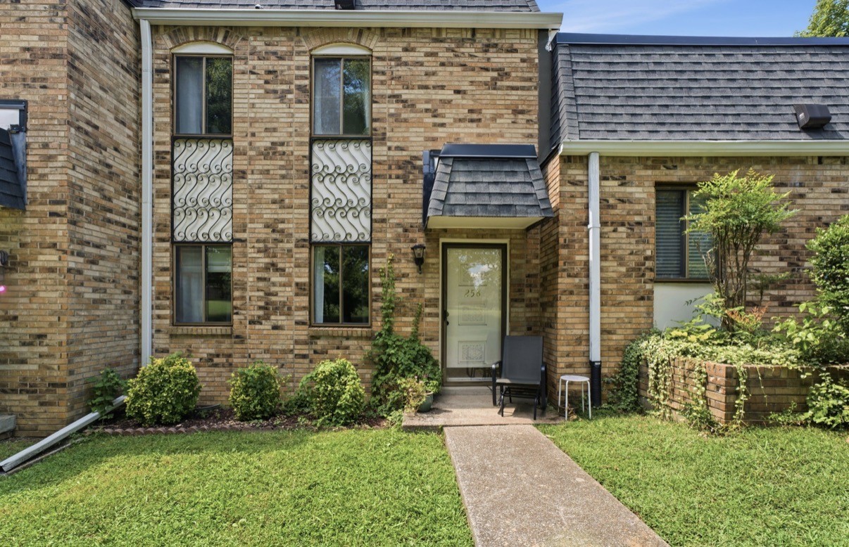 258 Lake Chateau Dr