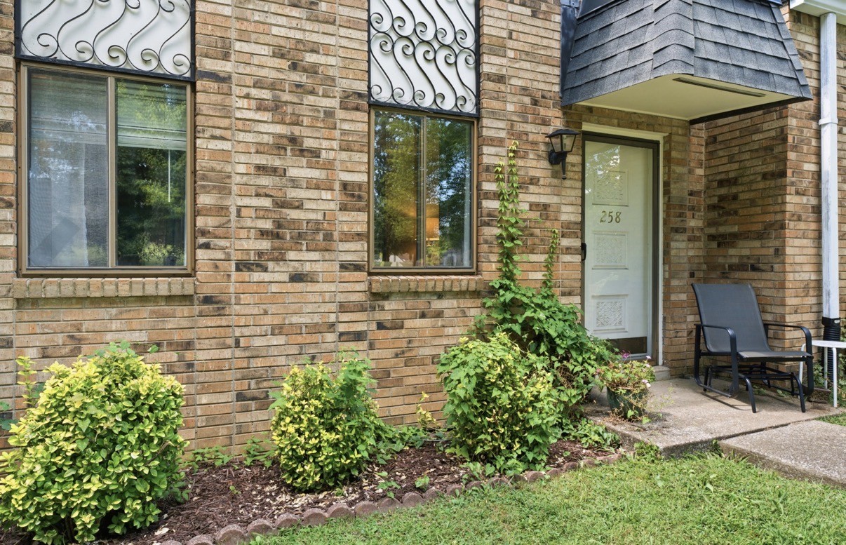 258 Lake Chateau Dr