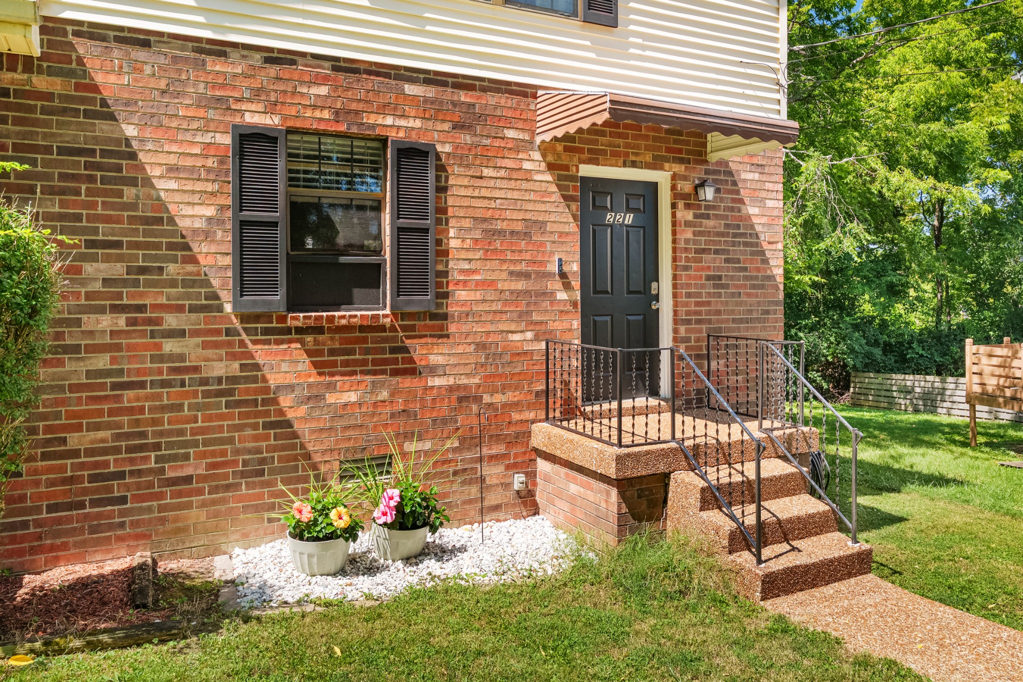 221 Macfie Dr