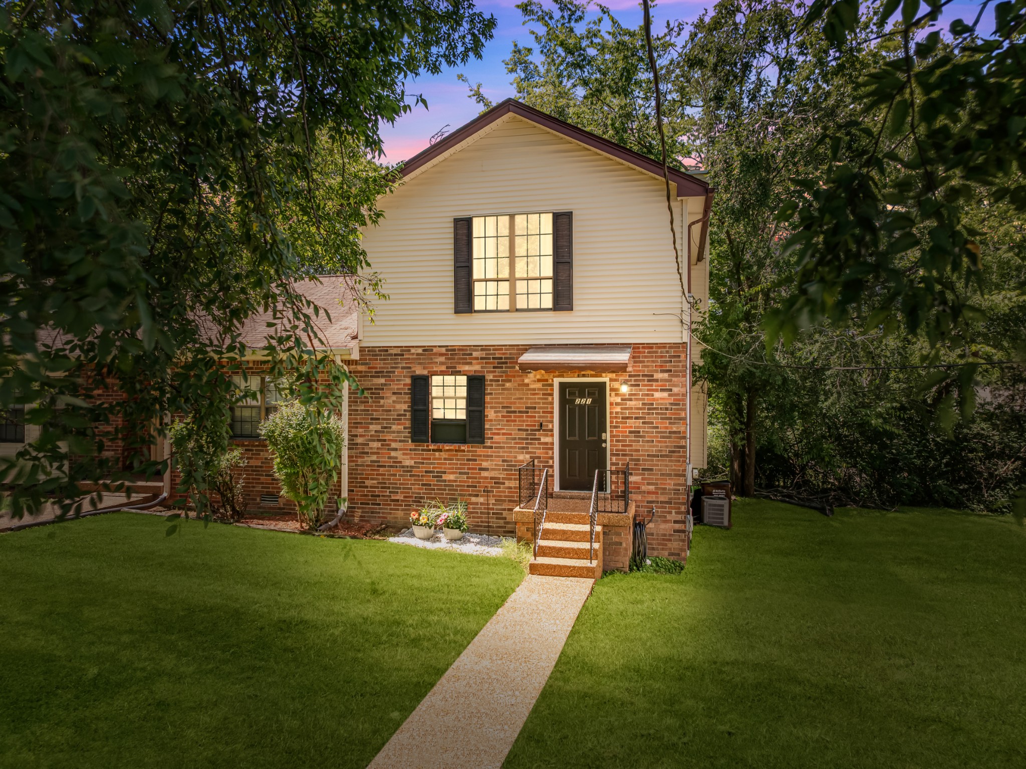 221 Macfie Dr