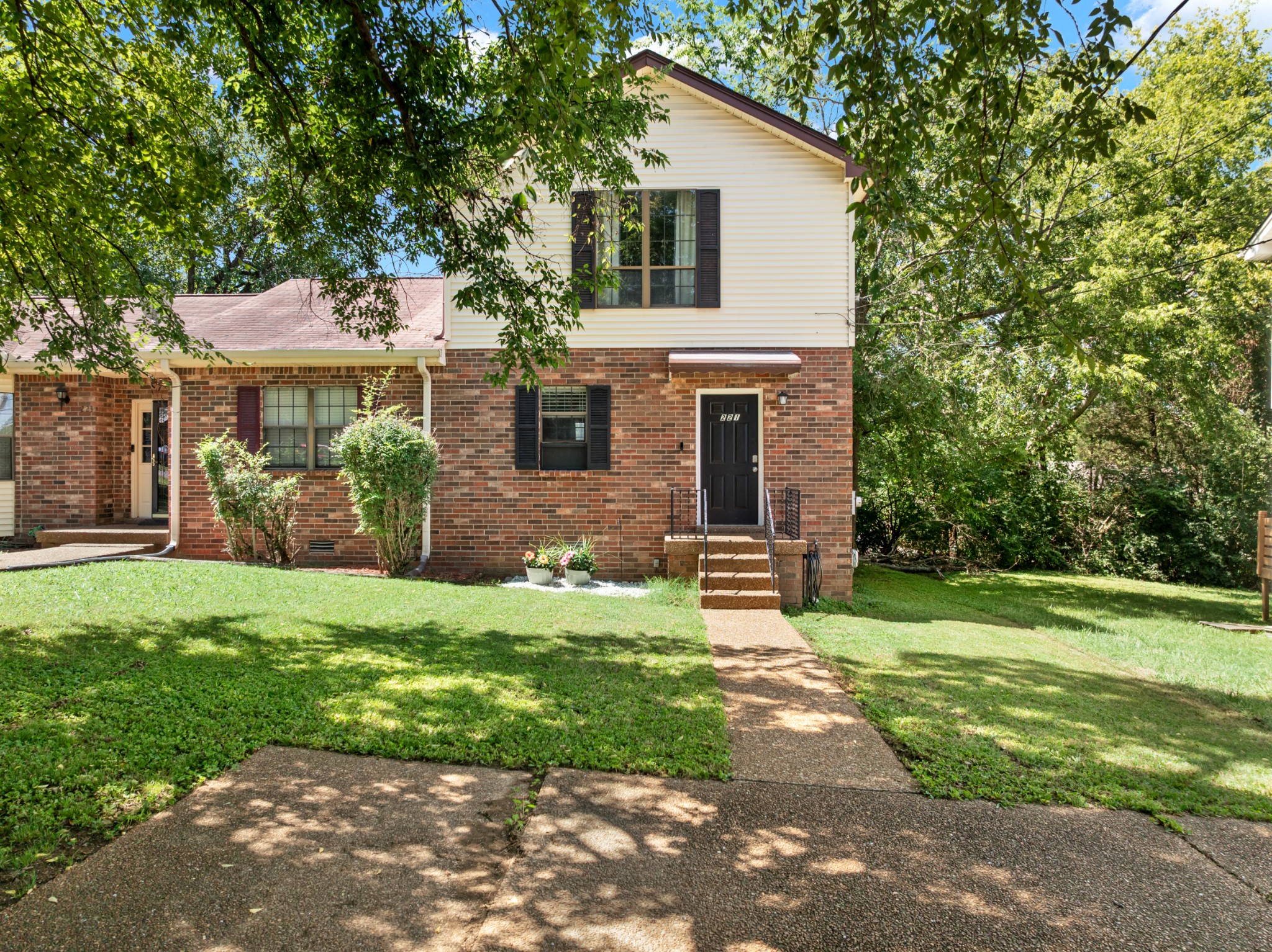 221 Macfie Dr
