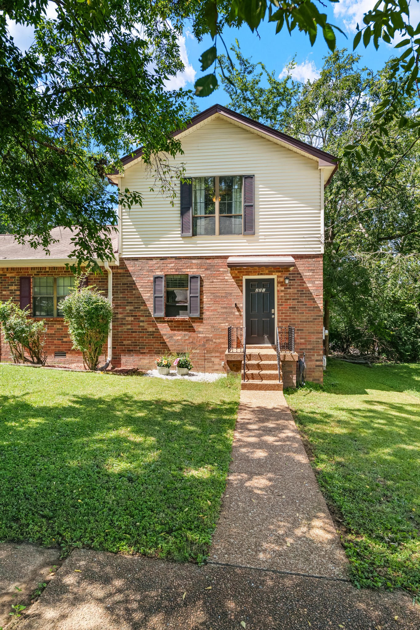 221 Macfie Dr
