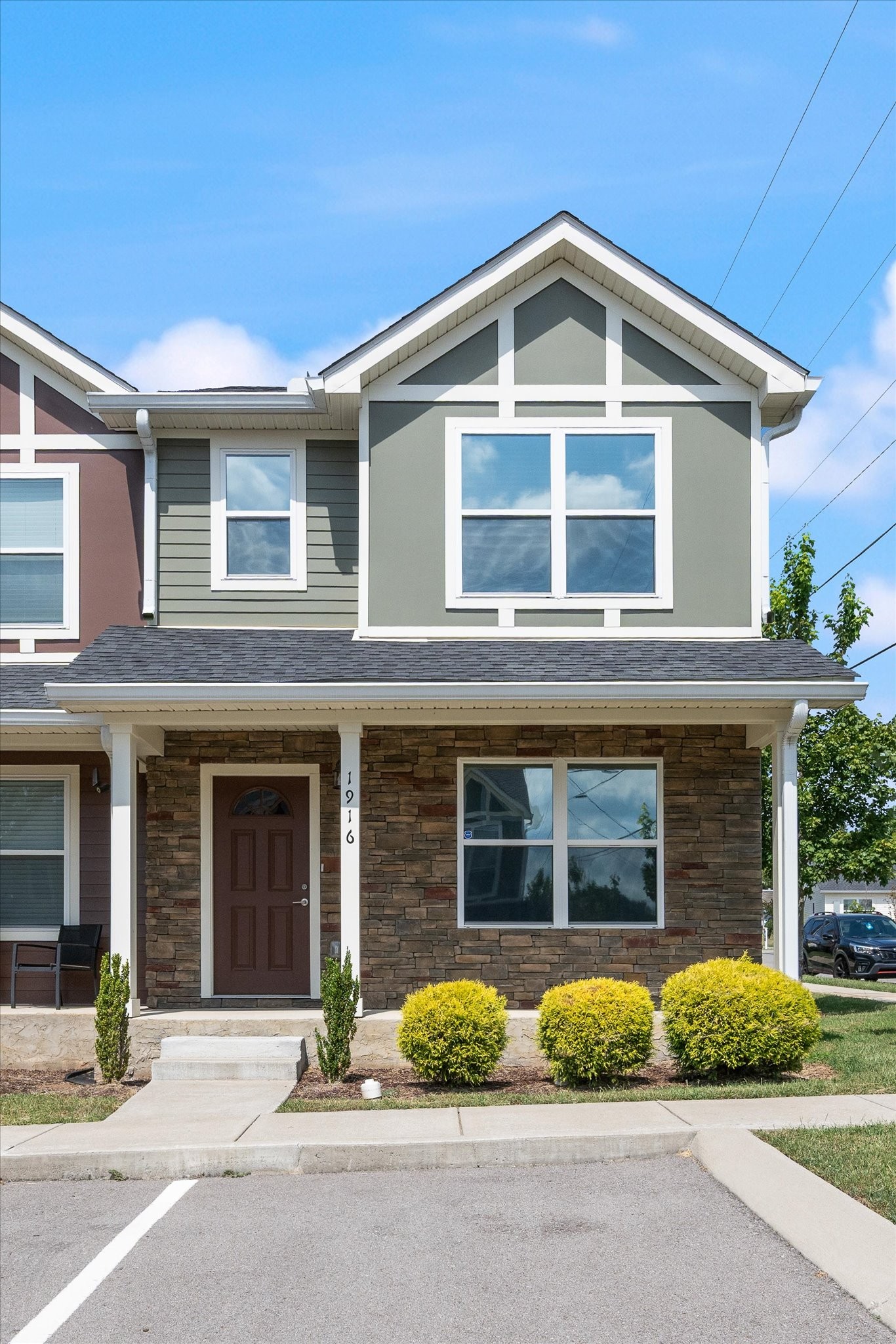 1916 Lombardia Ln