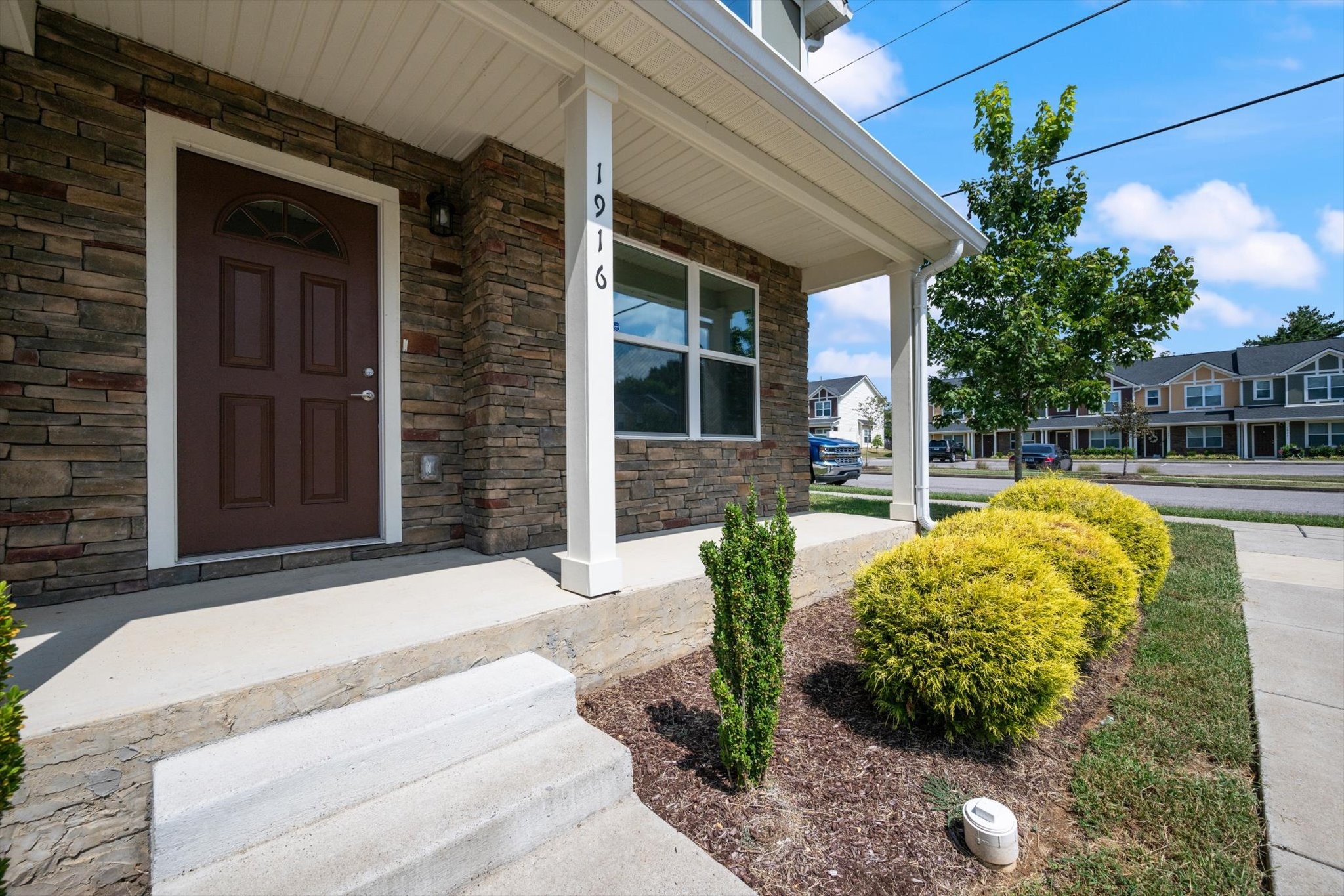 1916 Lombardia Ln
