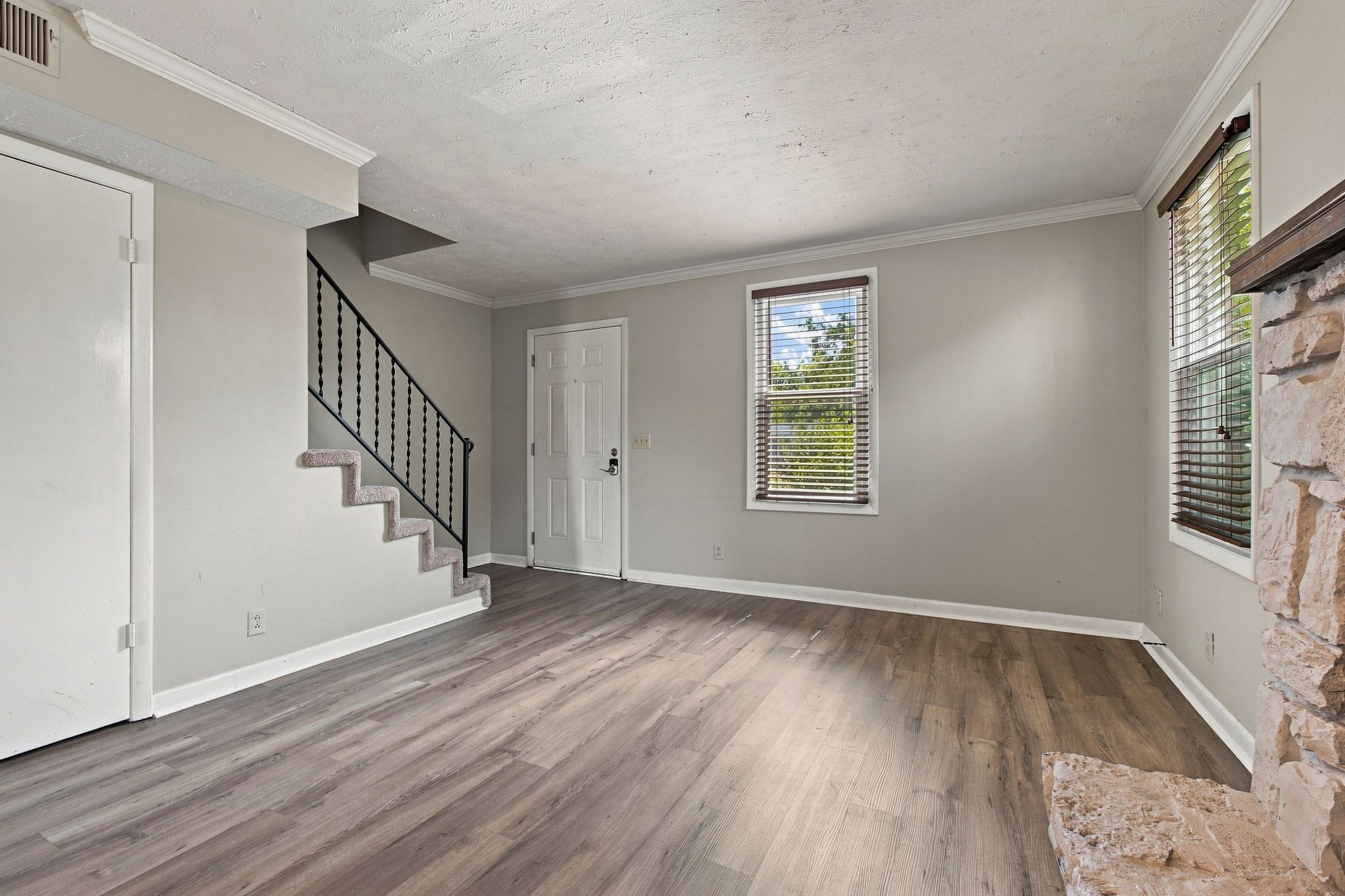 2440 Fairbrook Dr
