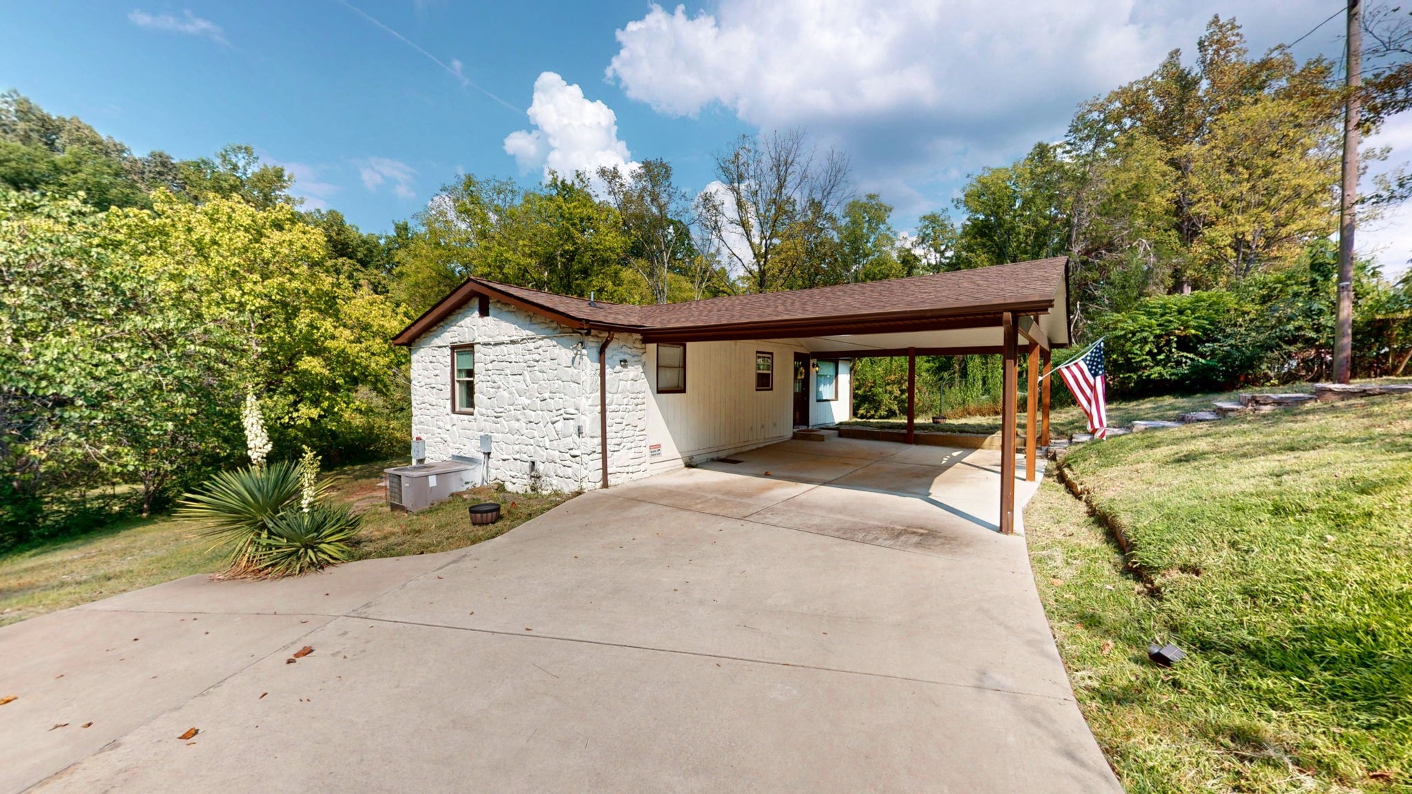 1392 Fairview Blvd