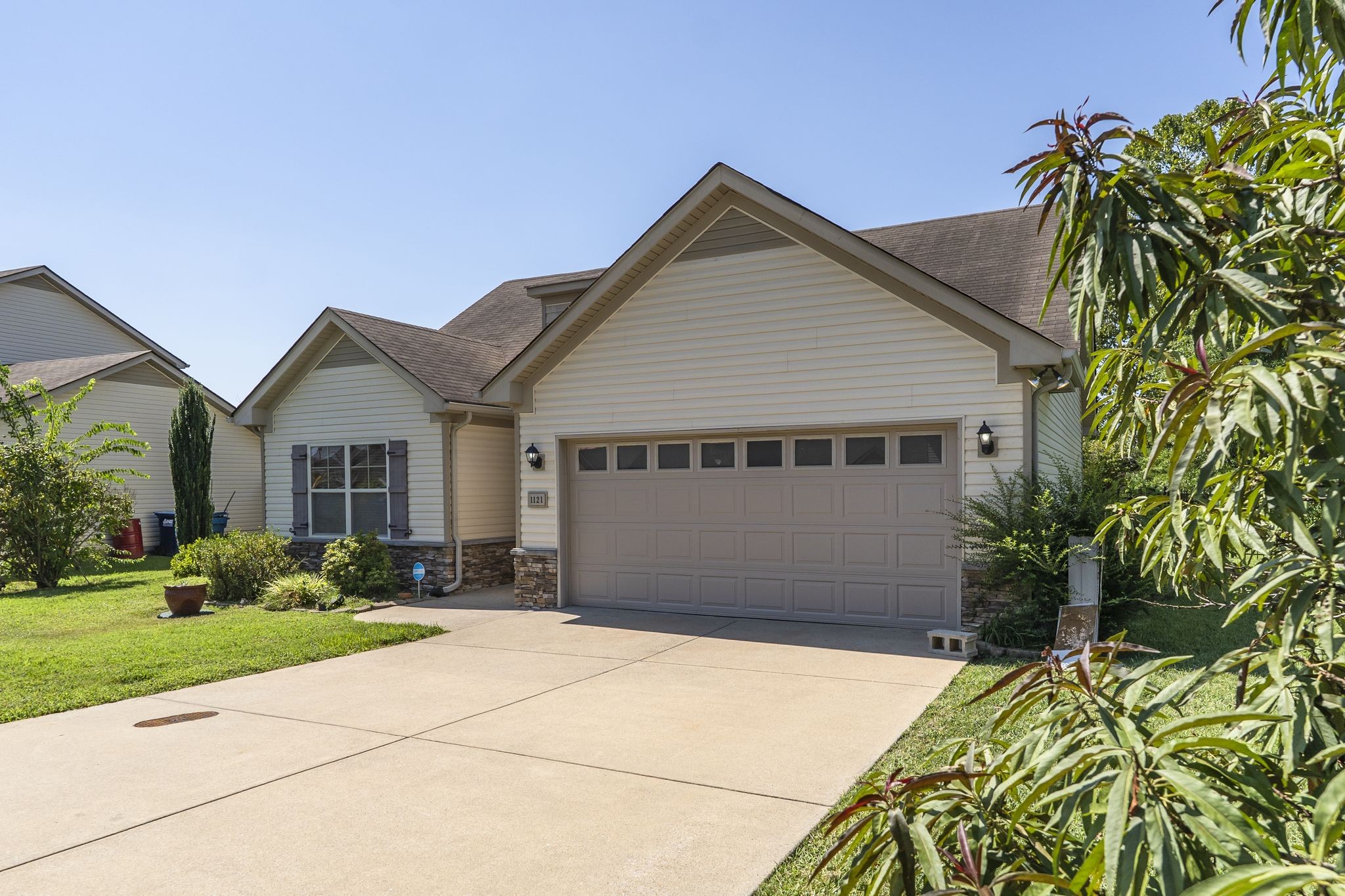 1121 Halverson Dr