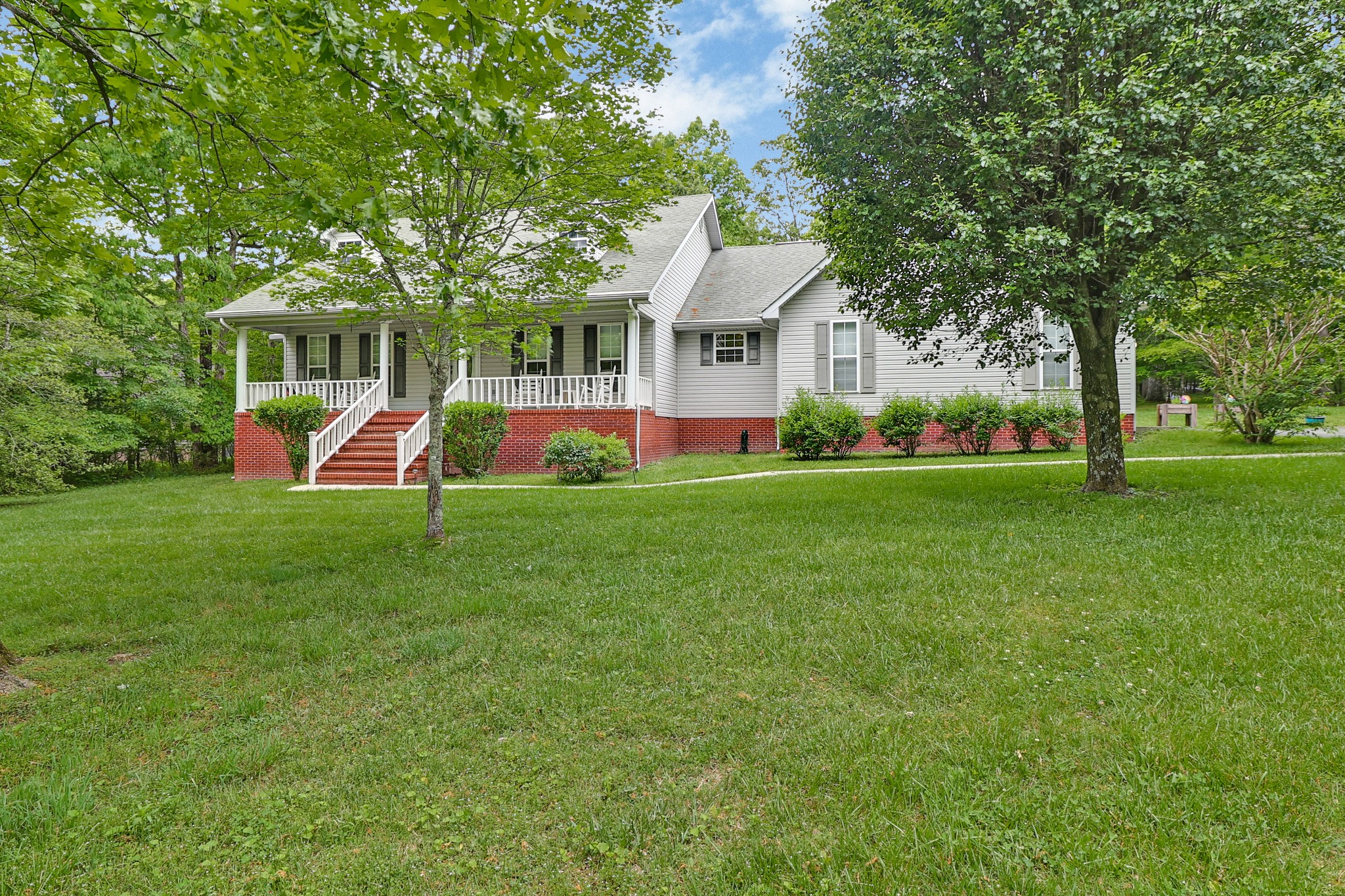 121 Laurelwood Ln