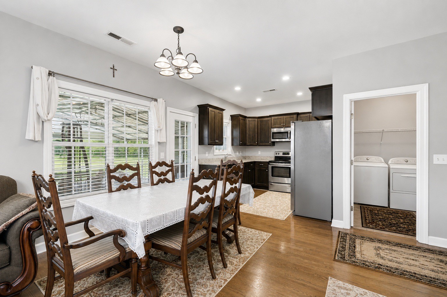 8676 Burleson Ln