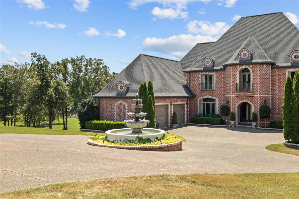 140 Lake Shore Lane