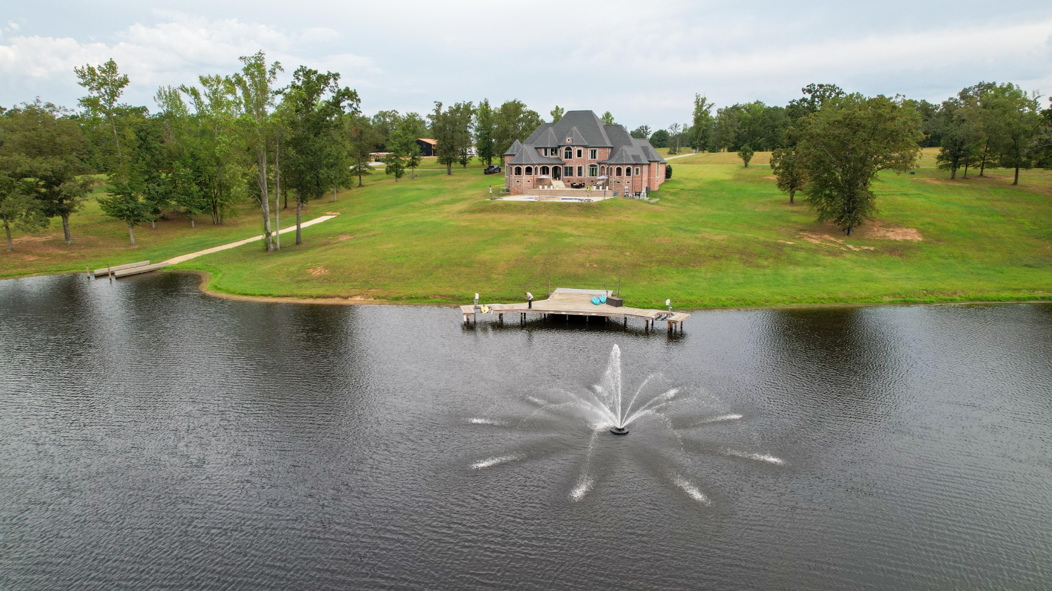 140 Lake Shore Lane