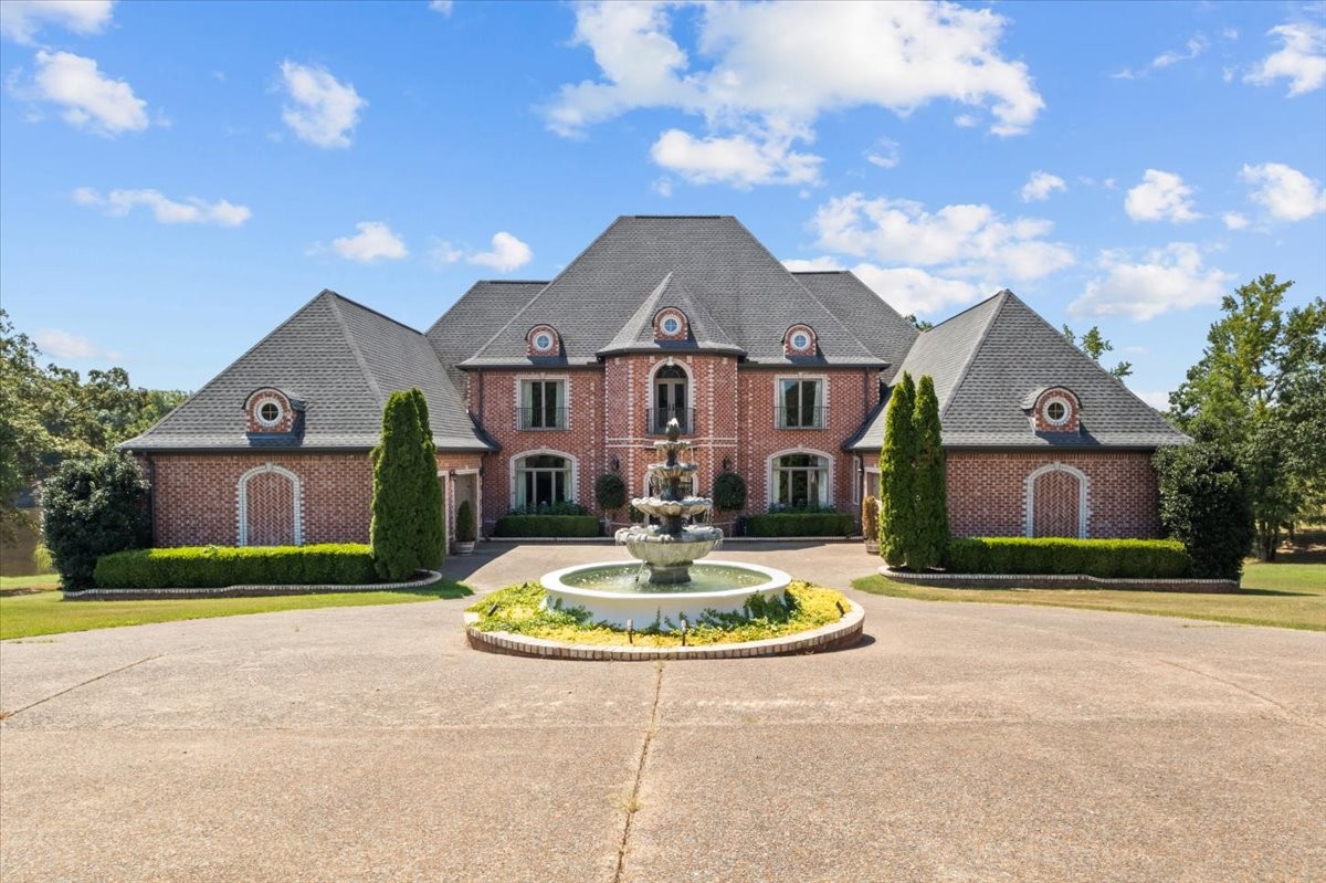 140 Lake Shore Lane
