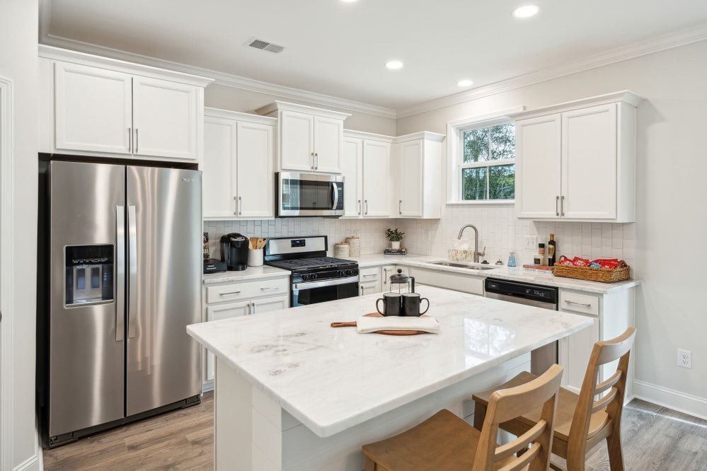 1438 Charles Dr