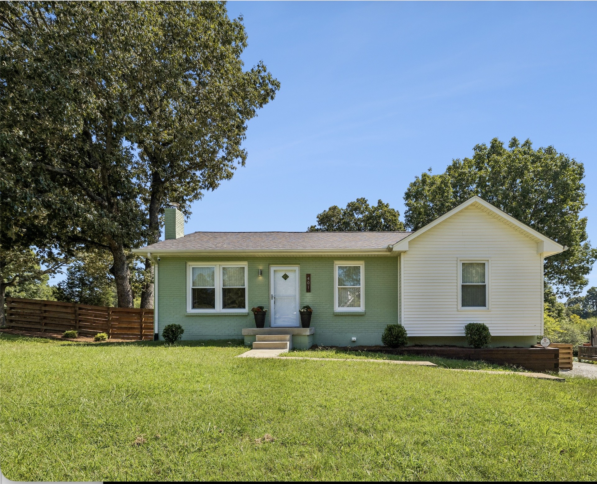 401 Bluebird Ln