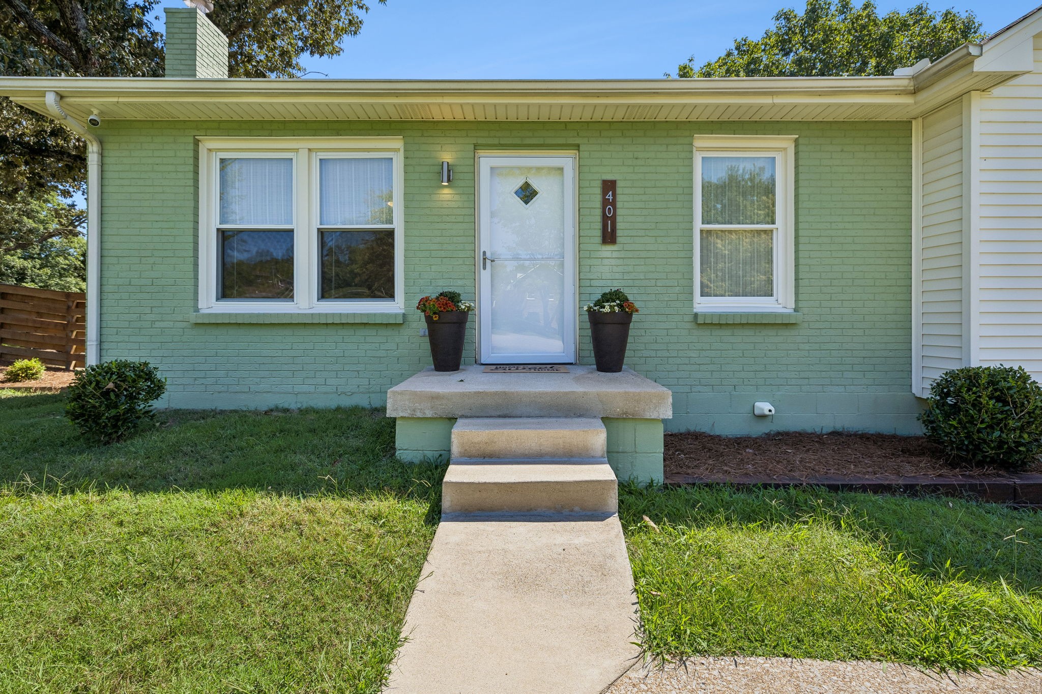 401 Bluebird Ln
