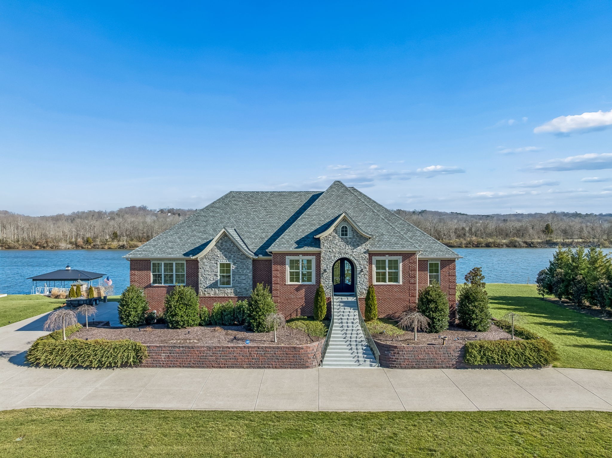 185 Shoals Lndg