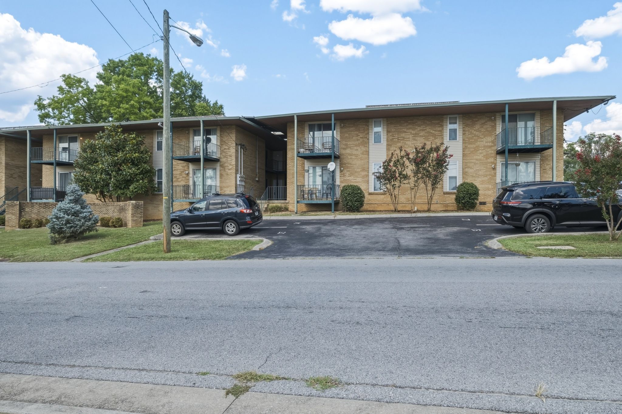555 N DuPont Ave