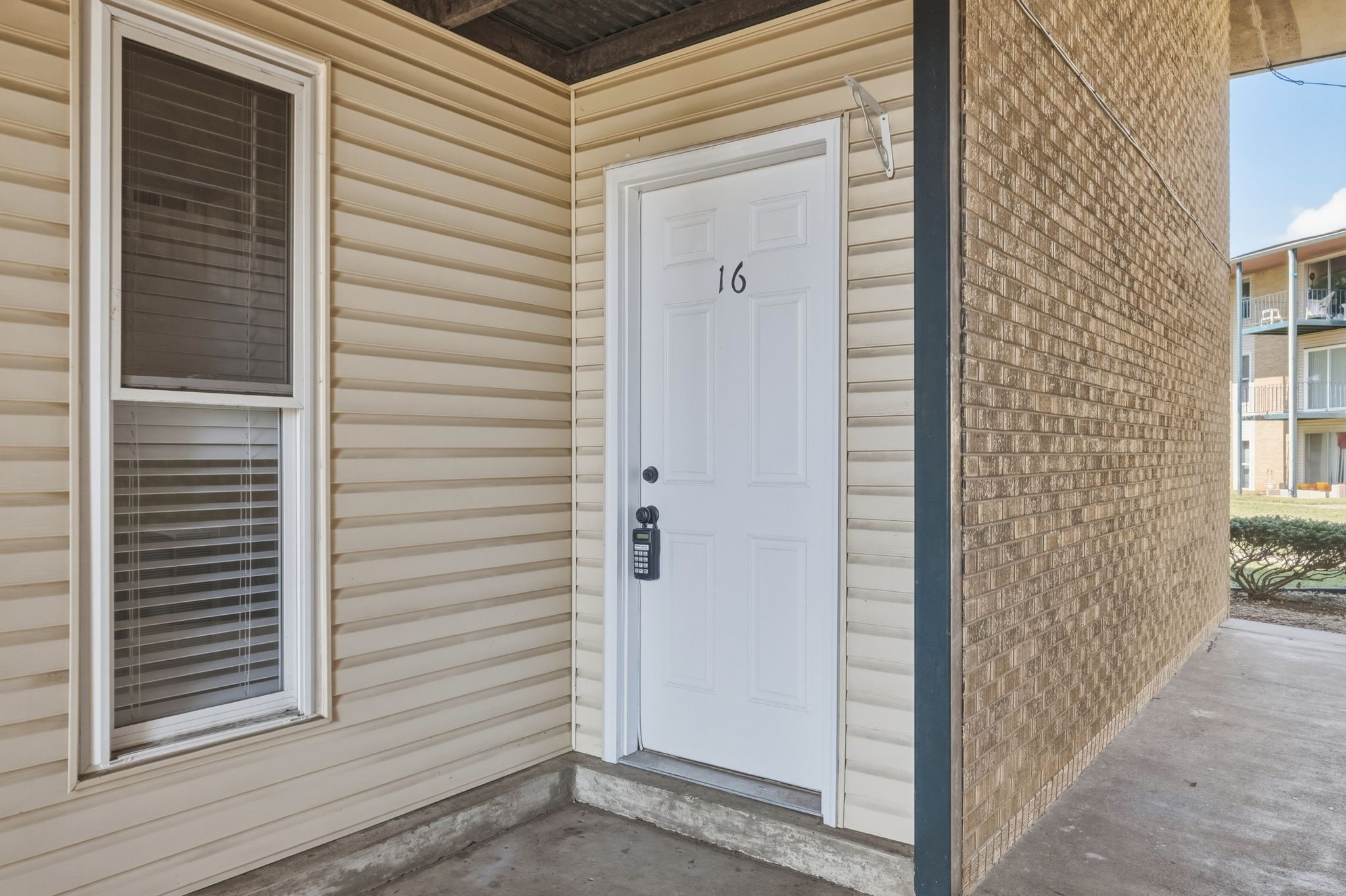 555 N DuPont Ave
