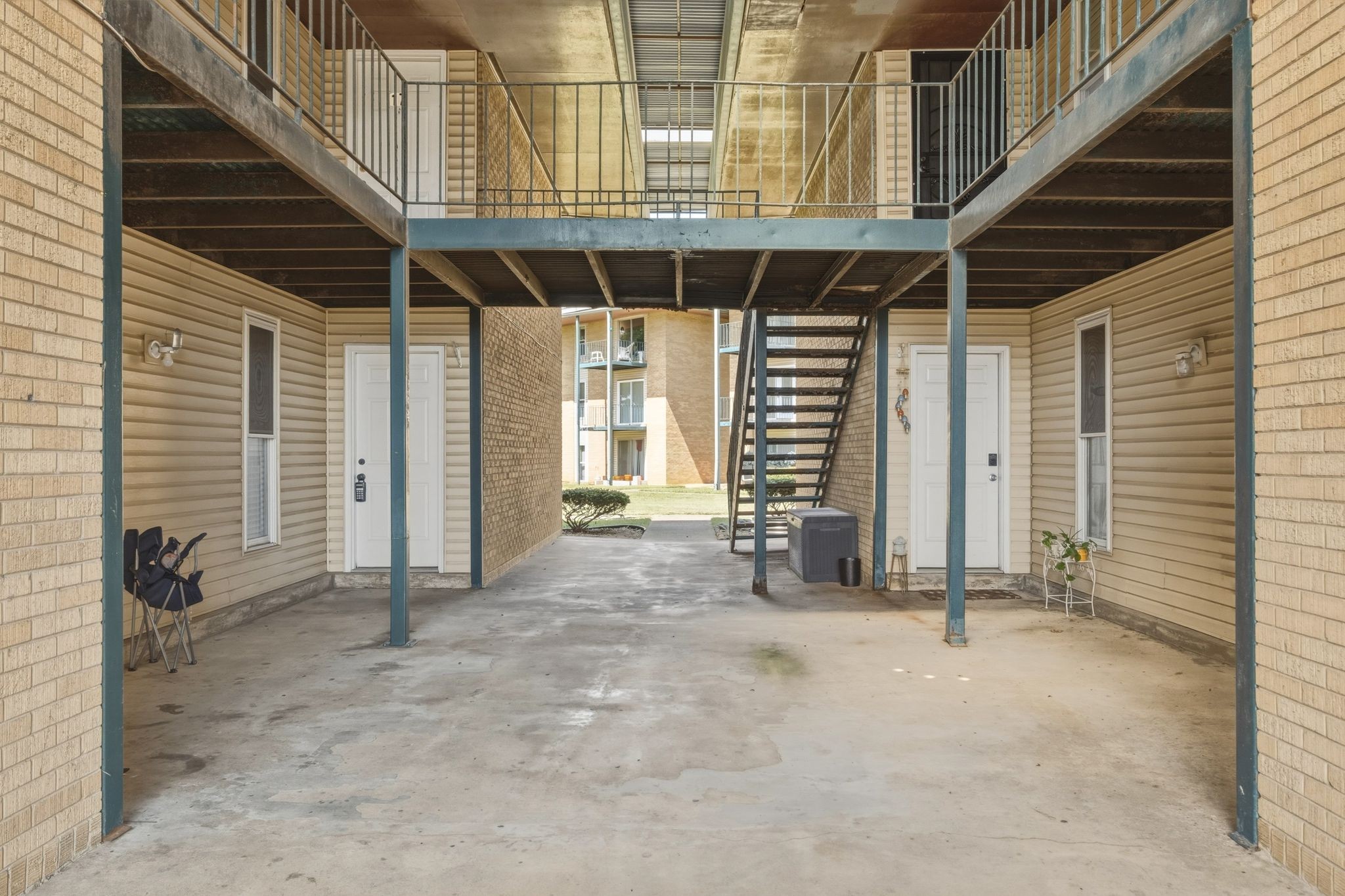 555 N DuPont Ave