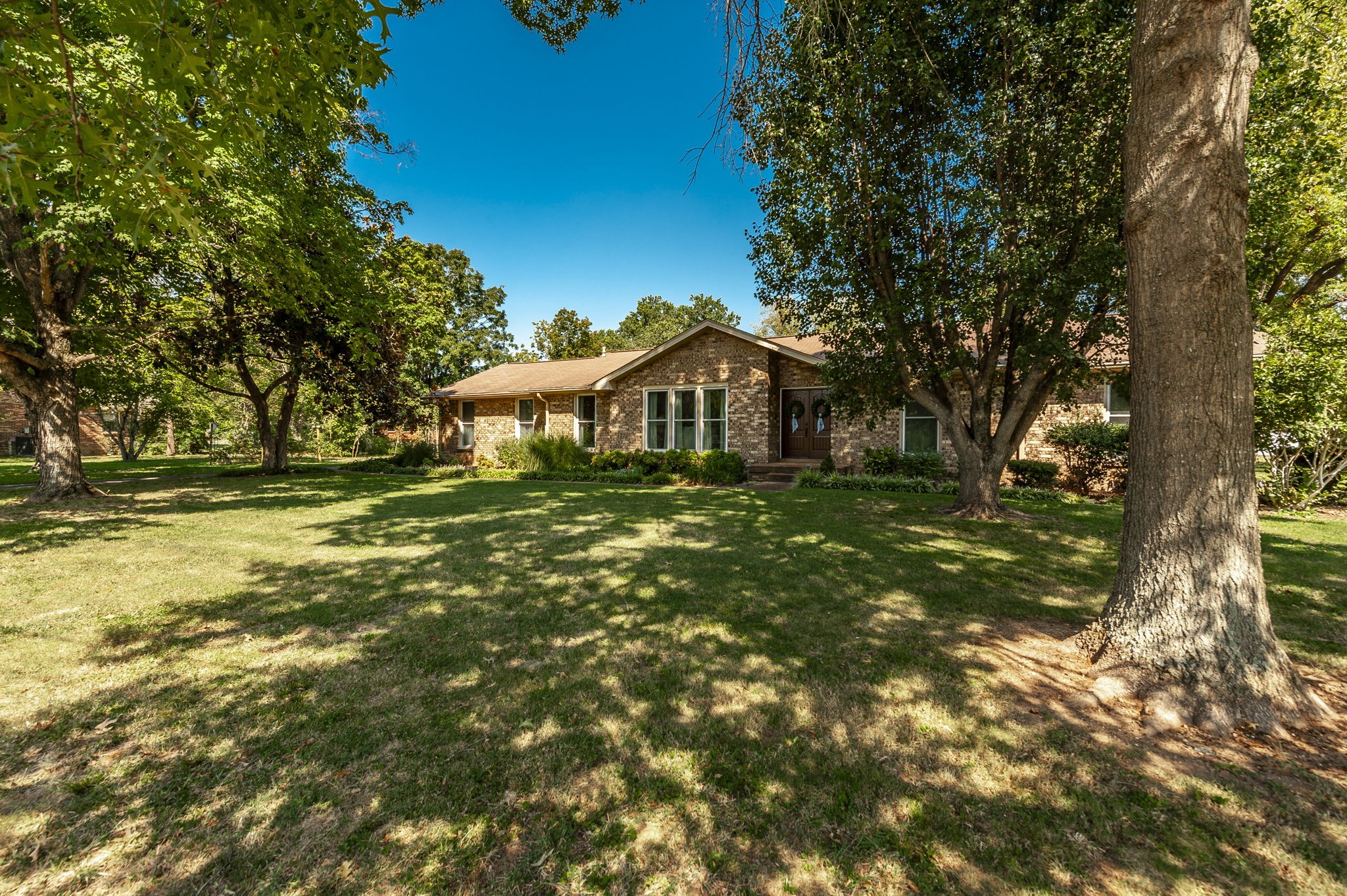 1097 Lakeshore Dr